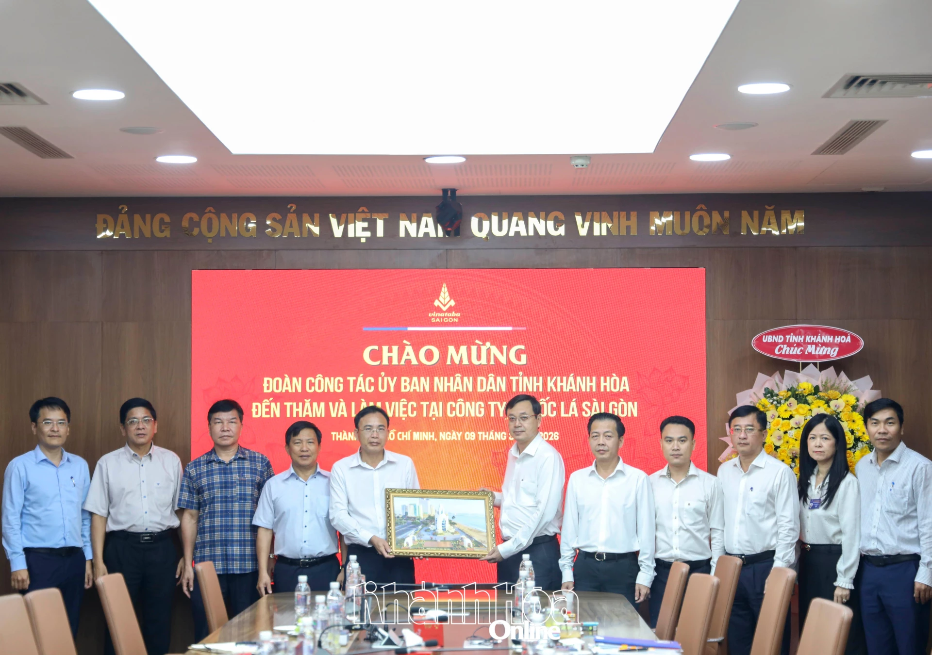 Đoàn công tác của UBND tỉnh tặng quà lưu niệm cho Công ty TNHH Một thành viên Thuốc lá Sài Gòn.