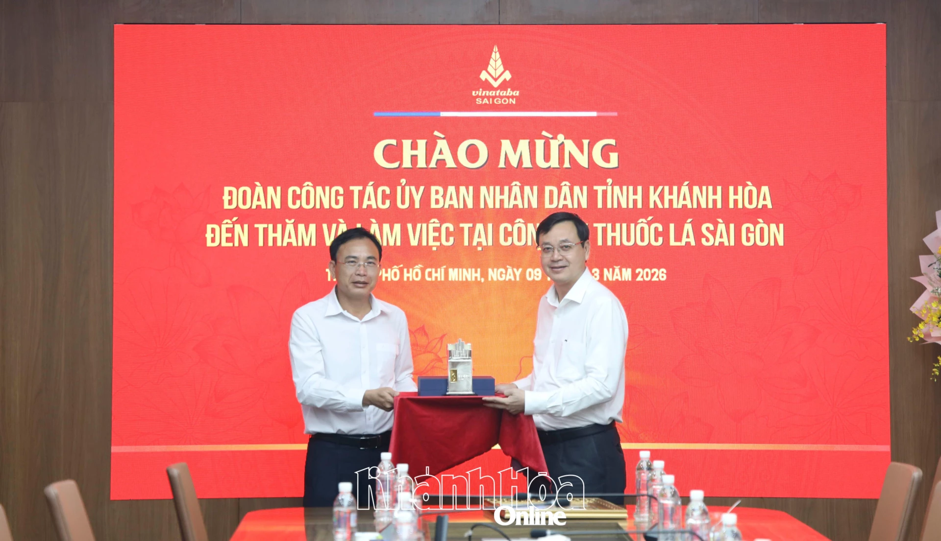 Lãnh đạo Công ty TNHH Một thành viên Thuốc lá Sài Gòn tặng quà lưu niệm cho đoàn công tác.