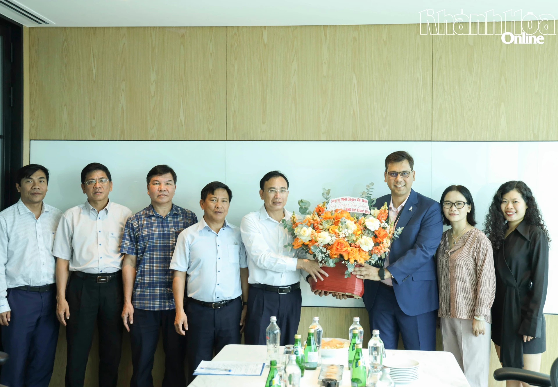 Đại diện Công ty TNHH Diageo Việt Nam tặng hoa cảm ơn đoàn công tác của UBND tỉnh. 