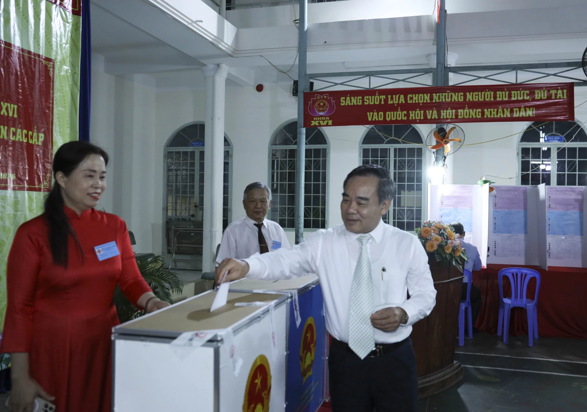 Đồng chí Lê Hữu Trí - Phó Trưởng đoàn chuyên trách phụ trách Đoàn Đại biểu Quốc hội tỉnh, Phó Chủ tịch Ủy ban Bầu cử tỉnh bỏ phiếu tại Khu vực bỏ phiếu số 36 (phường Nha Trang). Ảnh: Mạnh Hùng.