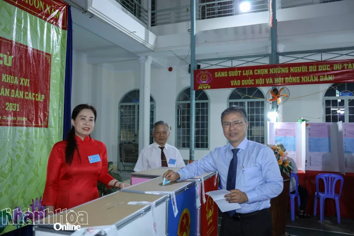 Phó Chủ tịch UBND tỉnh Trần Hòa Nam dự khai mạc và bỏ phiếu bầu cử tại Khu vực bỏ phiếu số 36 phường Nha Trang