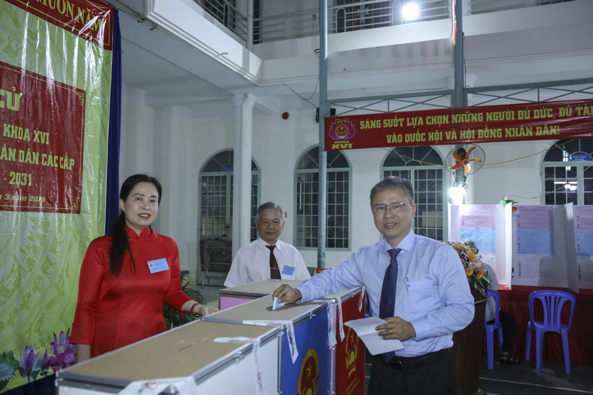 Đồng chí Trần Hòa Nam - Ủy viên Ban Thường vụ Tỉnh ủy, Phó Chủ tịch UBND tỉnh dự khai mạc và bỏ phiếu tại Khu vực bỏ phiếu số 36 (phường Nha Trang). Ảnh: Mạnh Hùng.