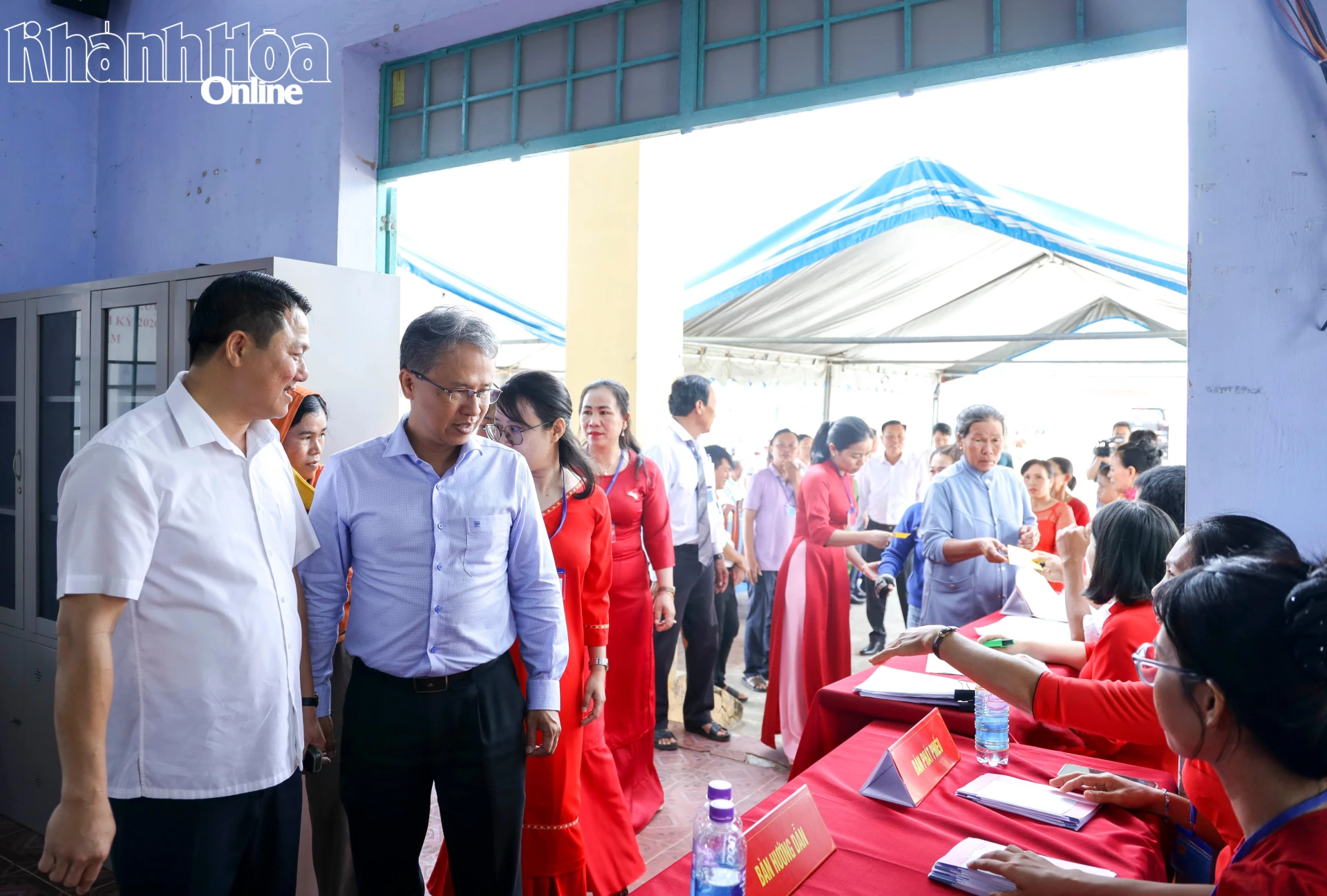 Đồng chí Trần Hòa Nam kiểm tra công tác bầu cử tại Khu vực bỏ phiếu số 3, thôn Phước Lập - Tam Lang.