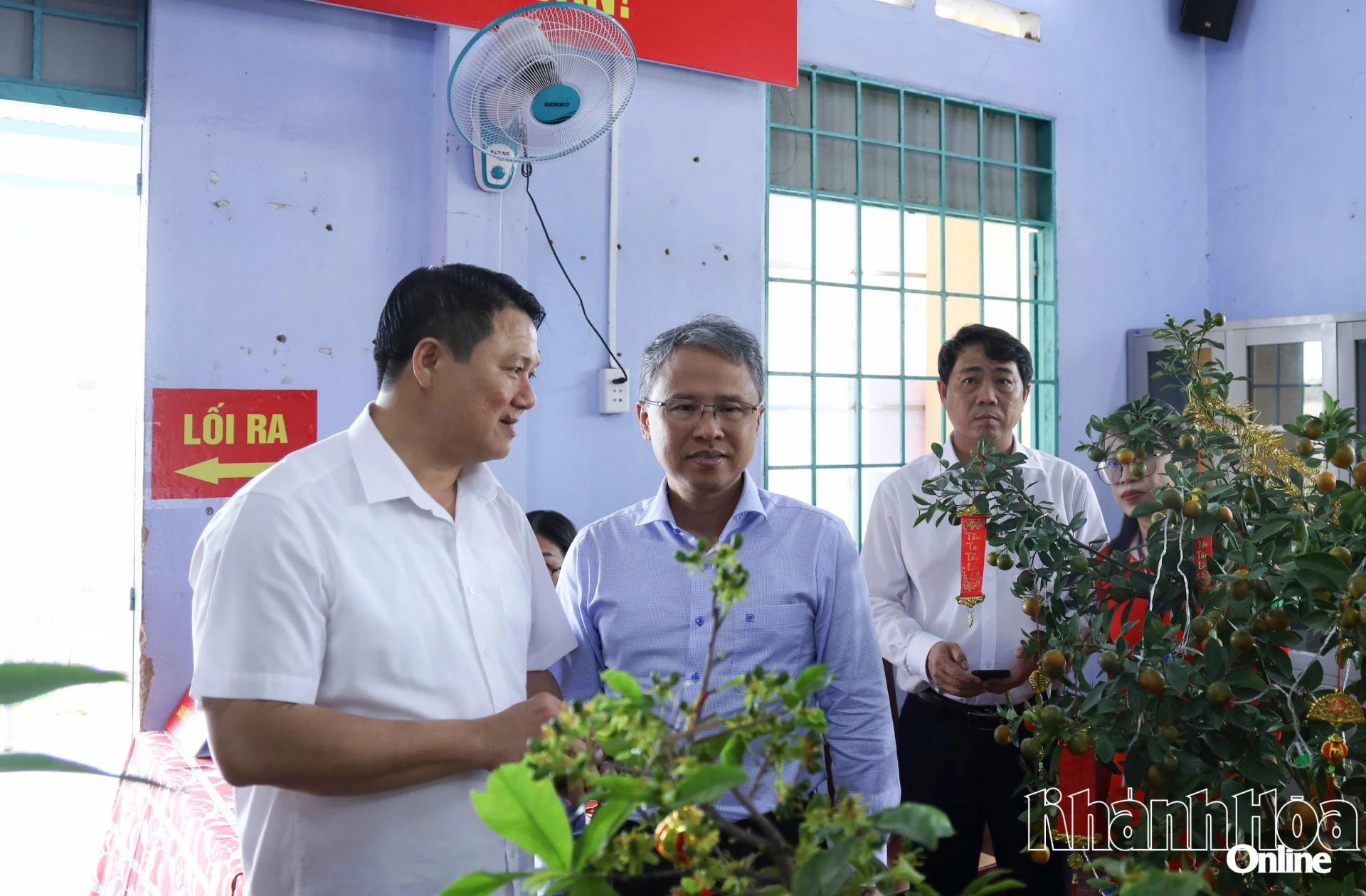 Đồng chí Phó Chủ tịch UBND tỉnh đề nghị các tổ bầu cử tăng cường công tác tuyên truyền, vận động cử tri đi bầu cử sớm.