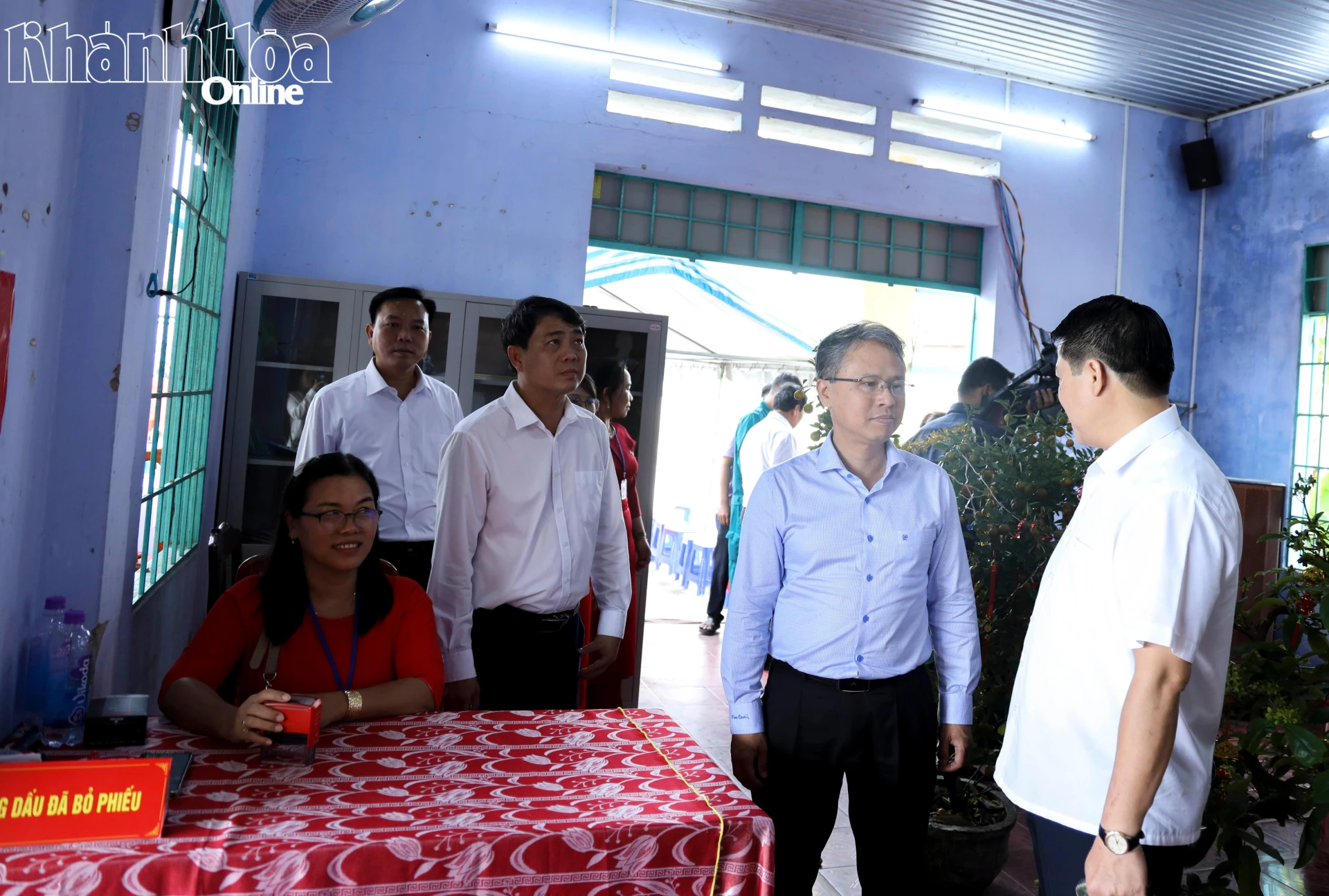 Lãnh đạo UBND xã Thuận Nam báo cáo nhanh tình hình cử tri đi bỏ phiếu trong sáng 15-3.