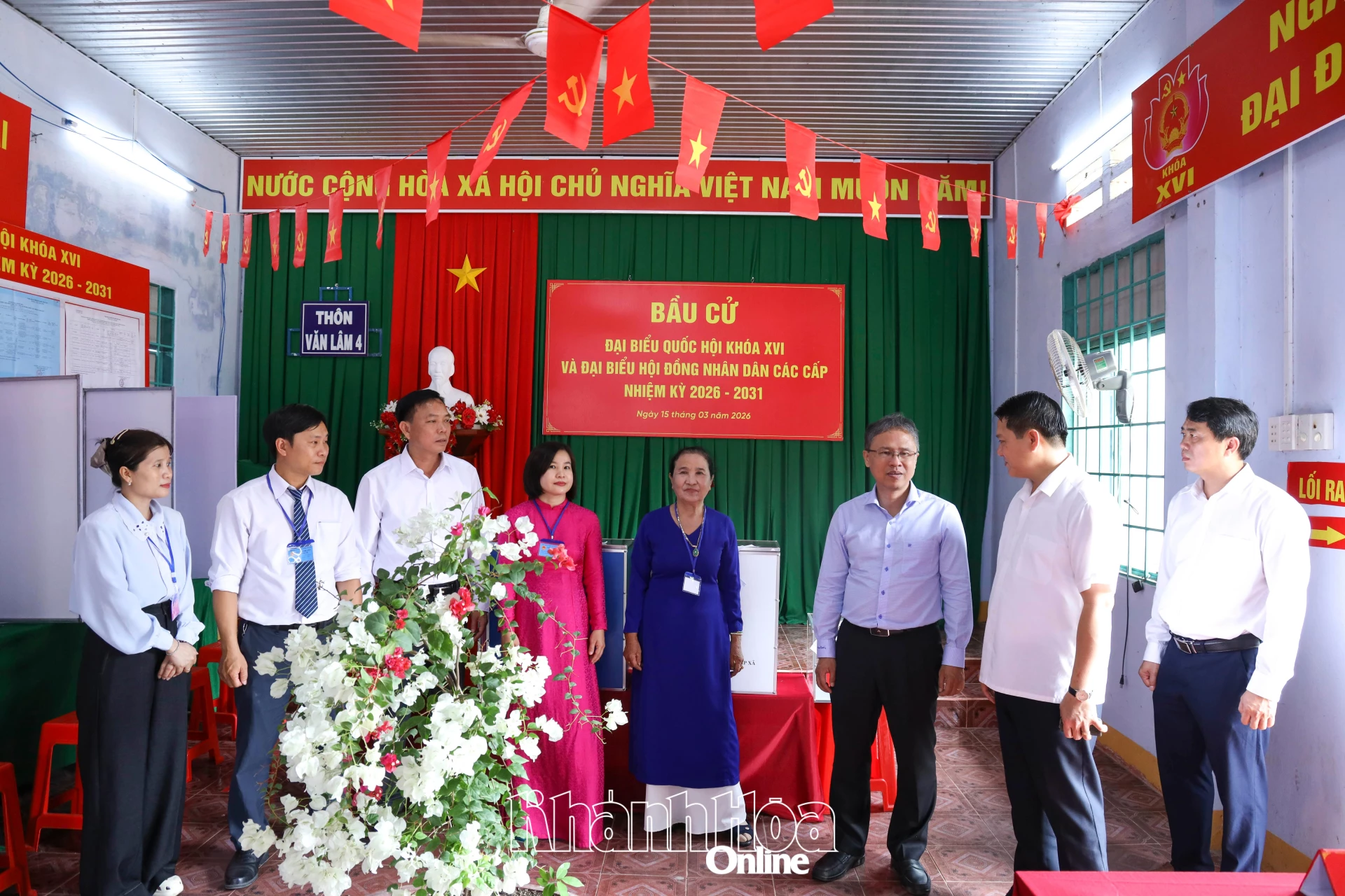 Đồng chí Trần Hòa Nam kiểm tra công tác bầu cử Khu vực bỏ phiếu số 6, thôn Văn Lâm 1, Văn Lâm 2 và Văn Lâm 4.