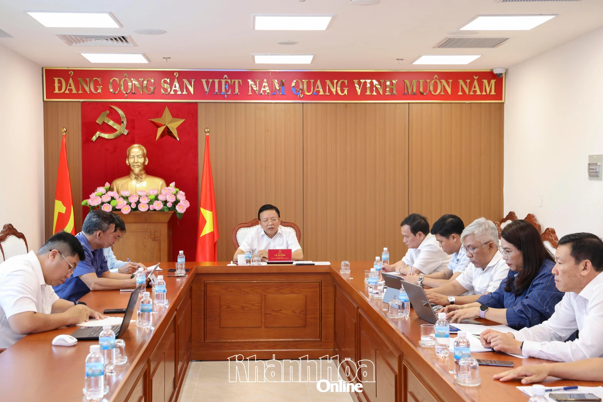 Đồng chí Lê Huyền chủ trì cuộc họp.