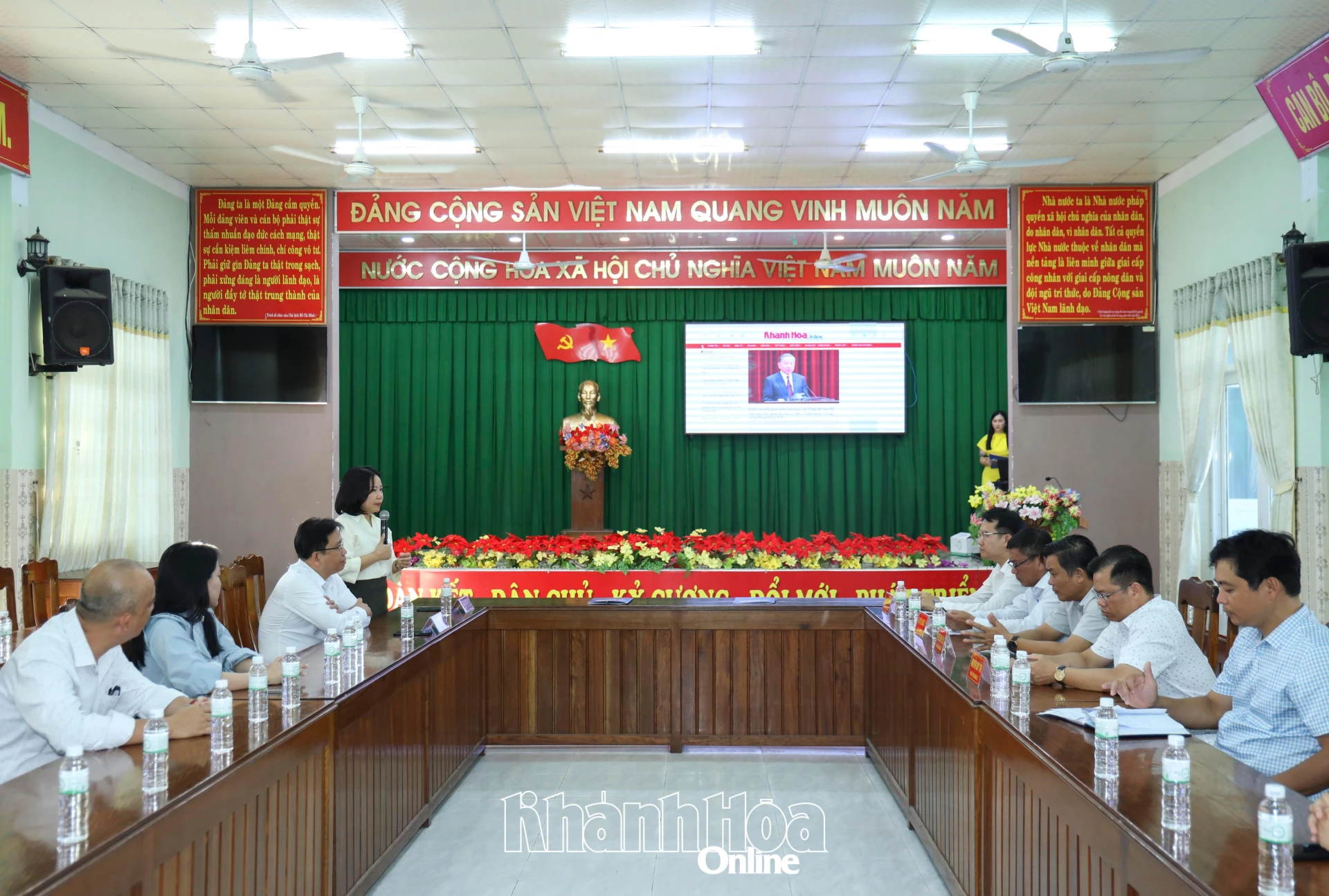 Quang cảnh lễ ký kết.