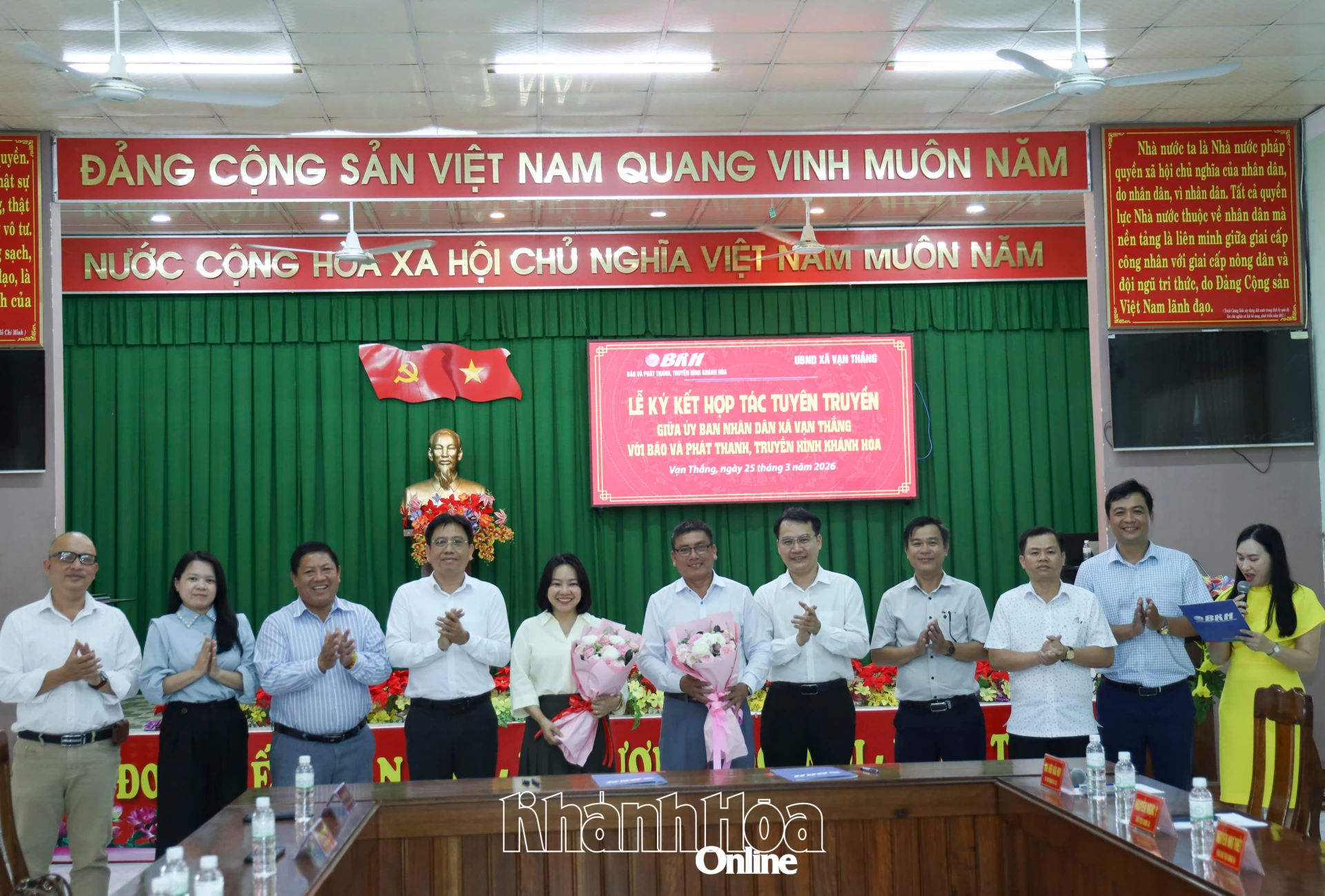 Lãnh đạo xã Vạn Thắng tặng hoa cho lãnh đạo Báo và Phát thanh, Truyền hình Khánh Hòa.