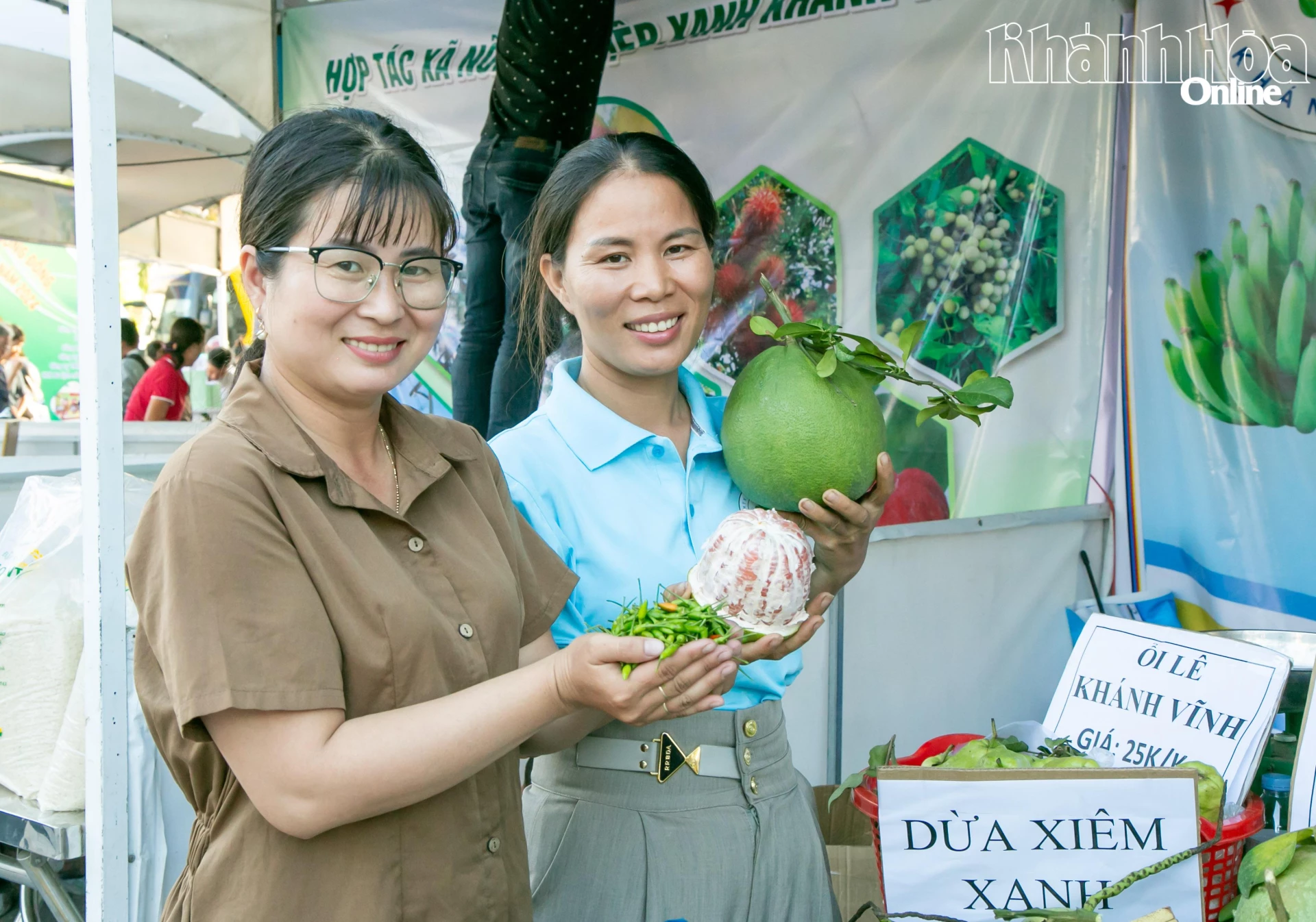 Nông dân xã Trung Khánh Vĩnh mang nông sản đến giới thiệu tại hội chợ được tổ chức ở siêu thị Co-opmart Nha Trang.