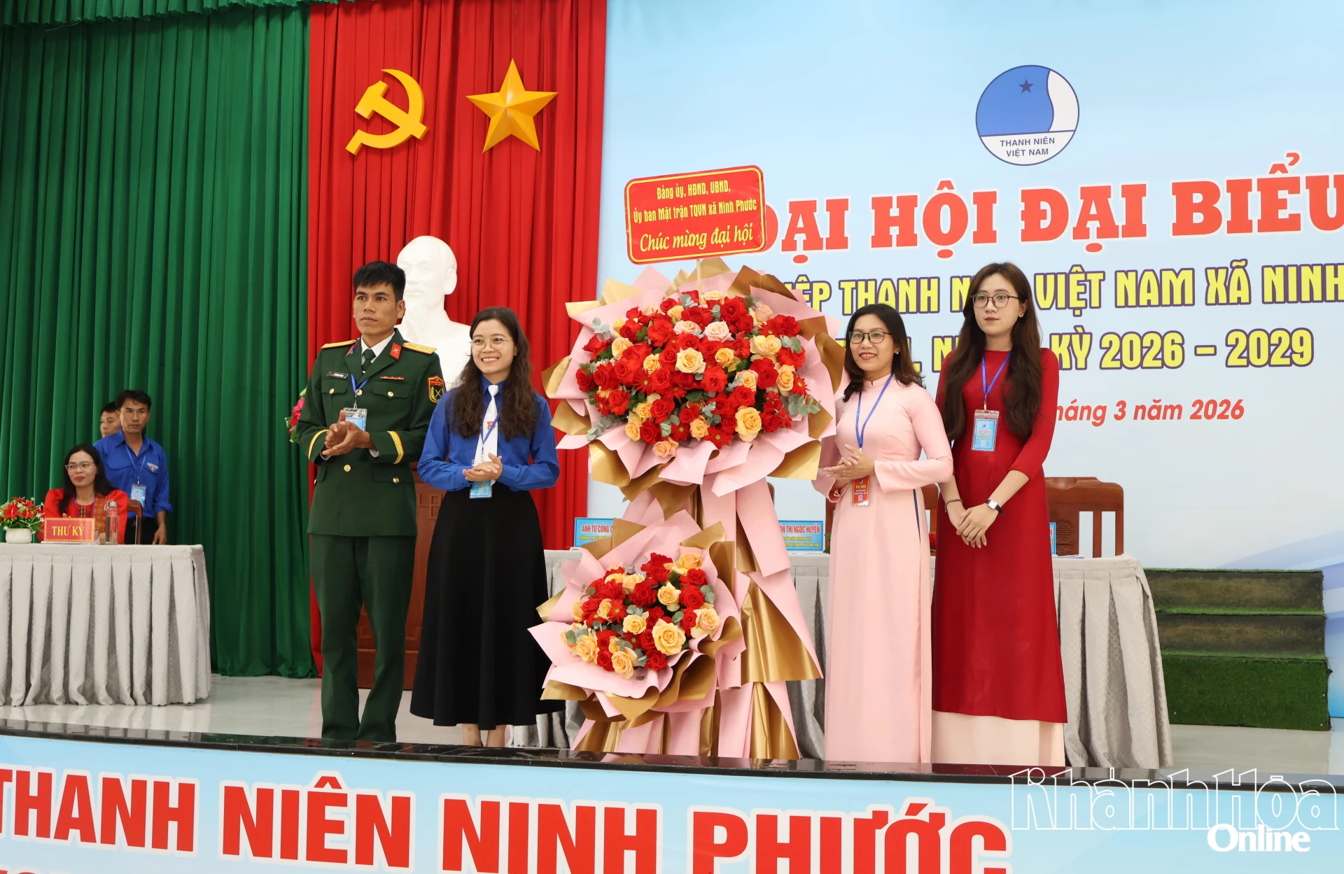 Lãnh đạo Đảng ủy xã Ninh Phước tặng hoa chúc mừng đại hội.