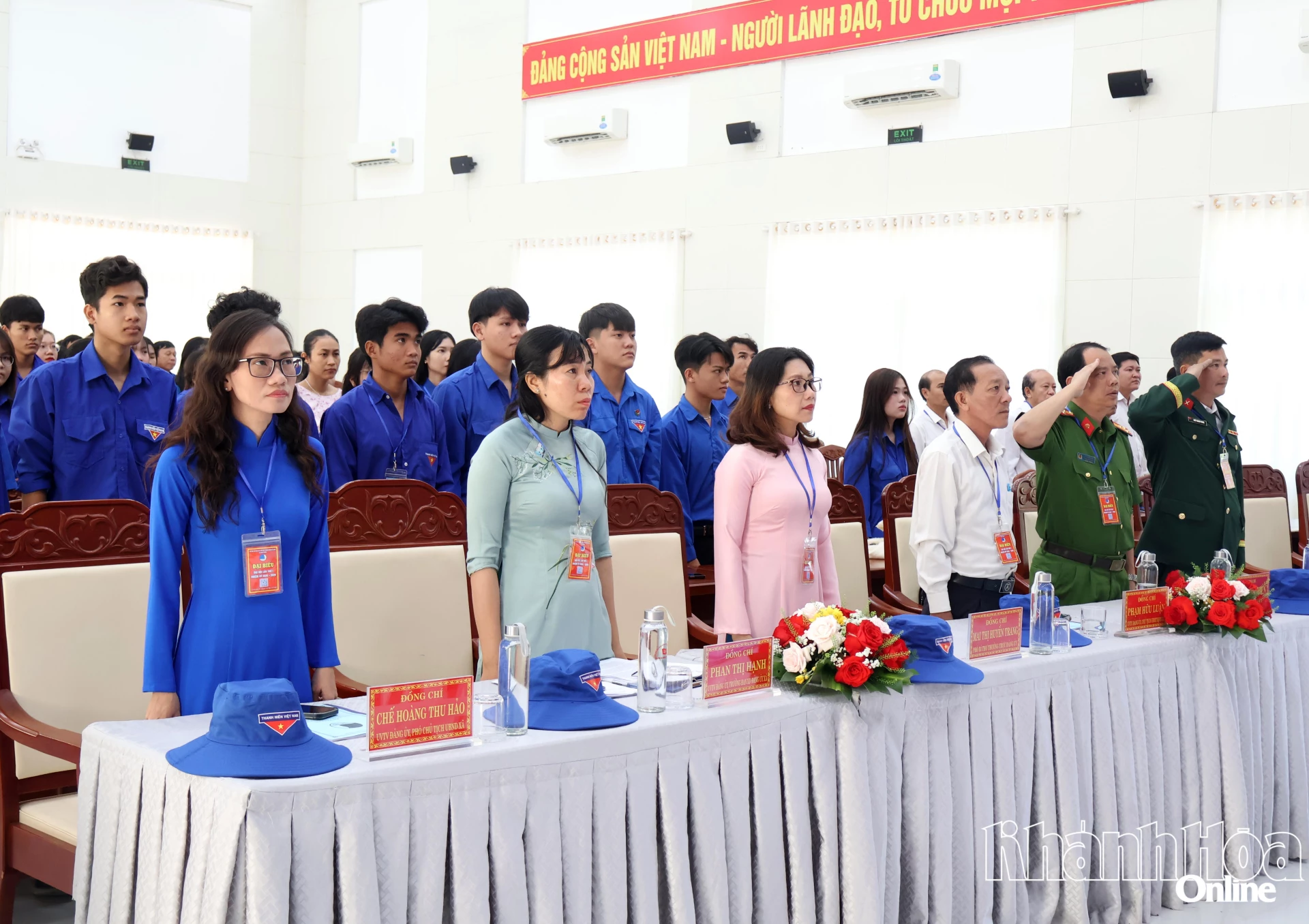 Các đại biểu thực hiện nghi thức chào cờ.