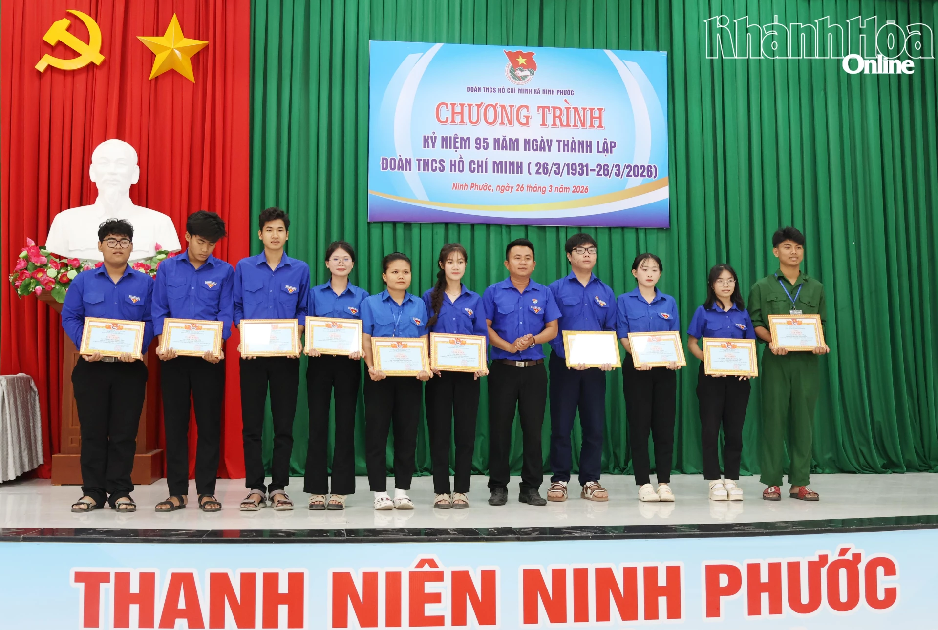 Lãnh đạo Đoàn xã Ninh Phước trao giấy khen cho đoàn viên, thanh niên có thành tích xuất sắc trong các hoạt động Tháng Thanh niên năm 2026.