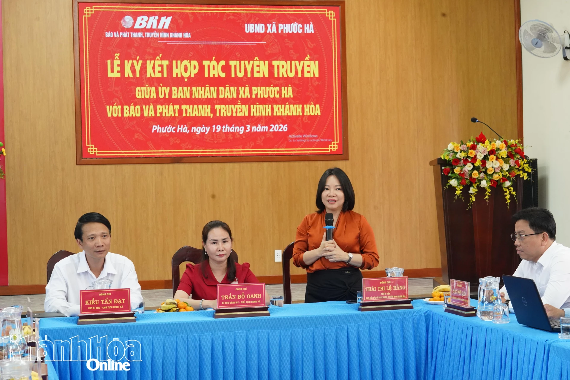 Bà Thái Thị Lệ Hằng - Giám đốc Báo và Phát thanh, Truyền hình Khánh Hoà phát biểu tại lễ ký kết.