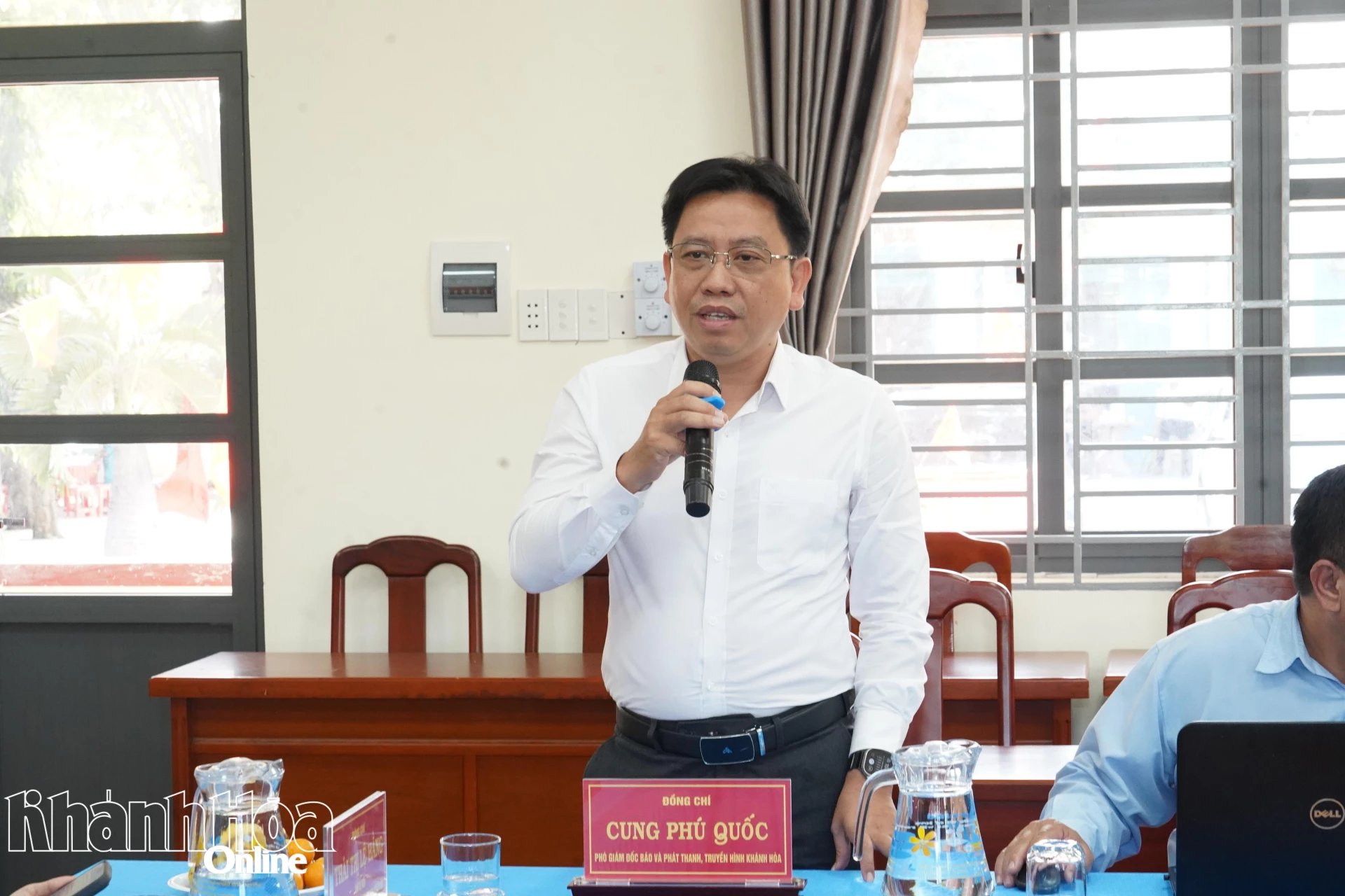 Ông Cung Phú Quốc - Phó Giám đốc Báo và Phát thanh Truyền hình Khánh Hoà giới thiệu trang thông tin xã Phước Hà.