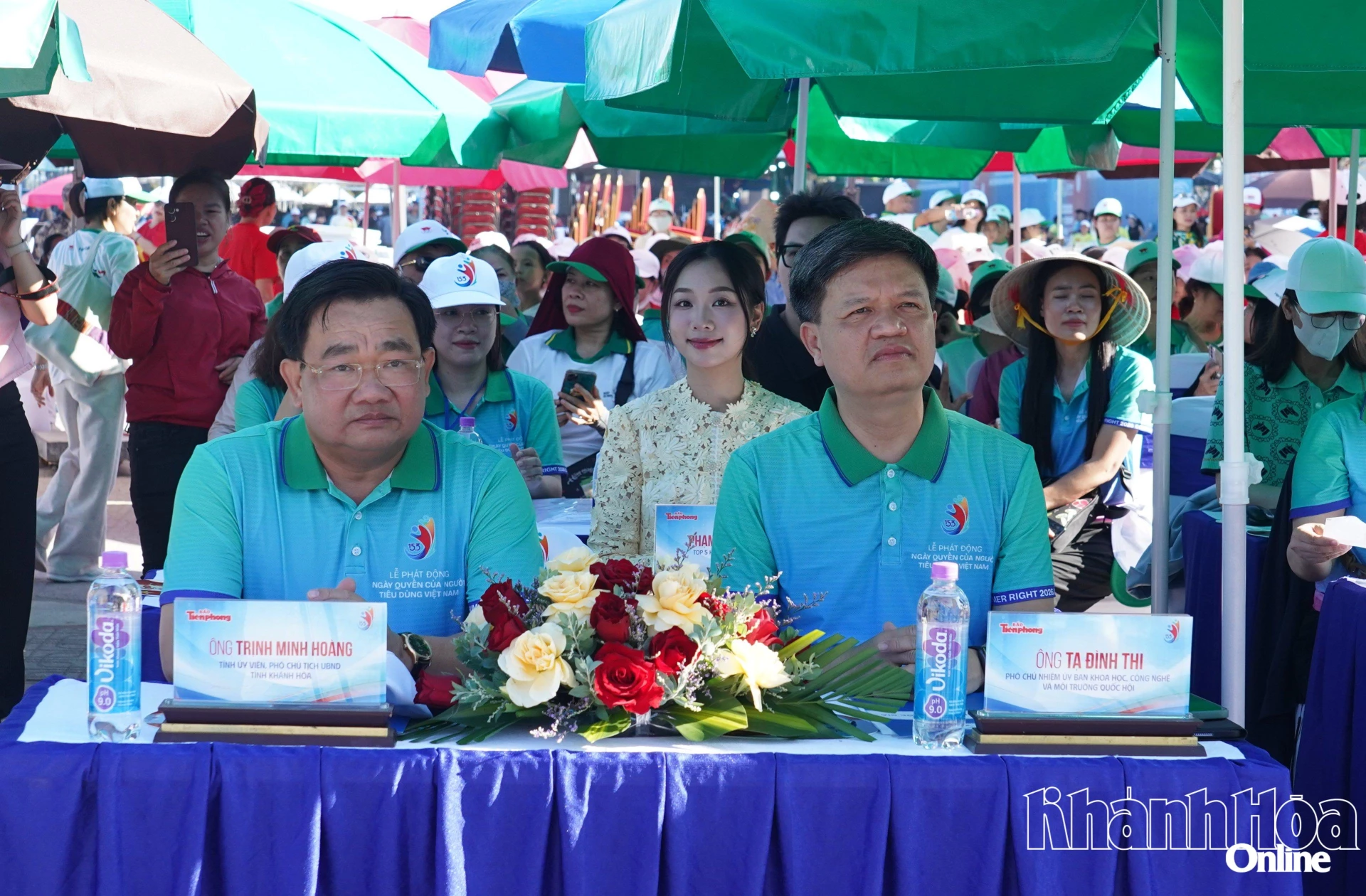 Các đồng chí: Tạ Đình Thi - Phó Chủ nhiệm Ủy ban Khoa học, Công nghệ và Môi trường của Quốc hội; Trịnh Minh Hoàng – Phó Chủ tịch UBND tỉnh dự lễ phát động.