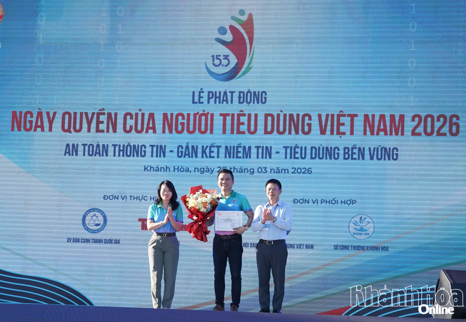 Ban tổ chức tặng hoa tri ân nhà tài trợ chương trình.