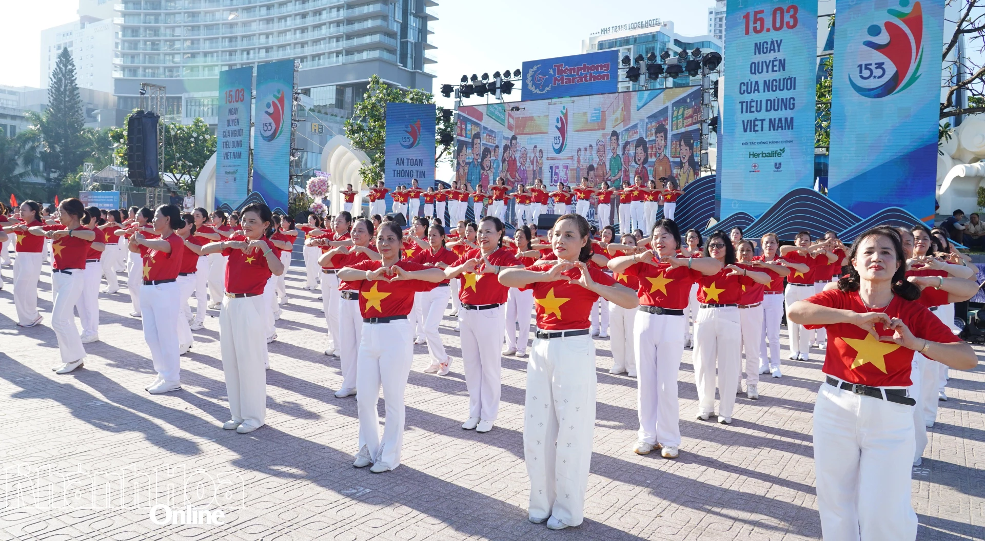 Tiết mục đồng diễn dân vũ được thực hiện bởi 100 người tiêu dùng.