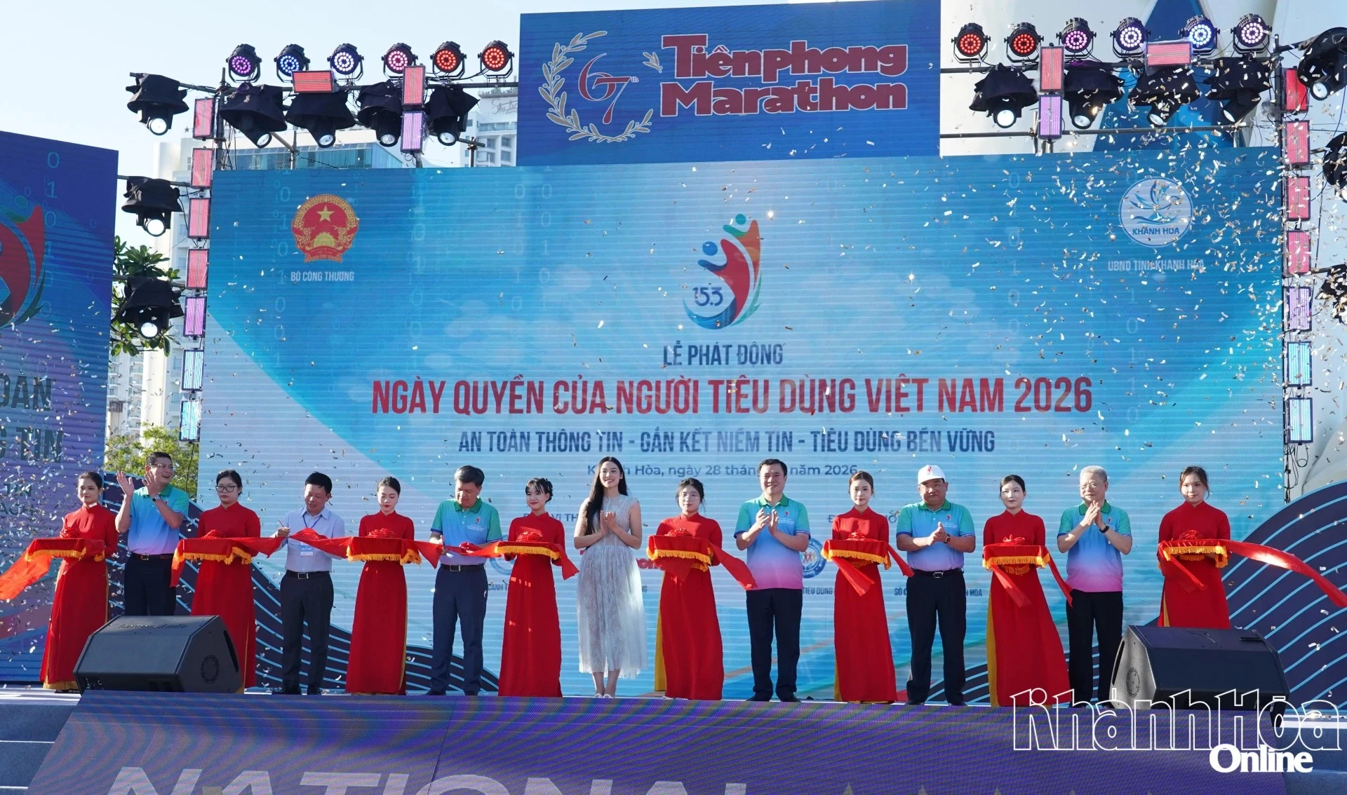 Các đại biểu cắt băng phát động Ngày Quyền của người tiêu dùng Việt Nam 2026.