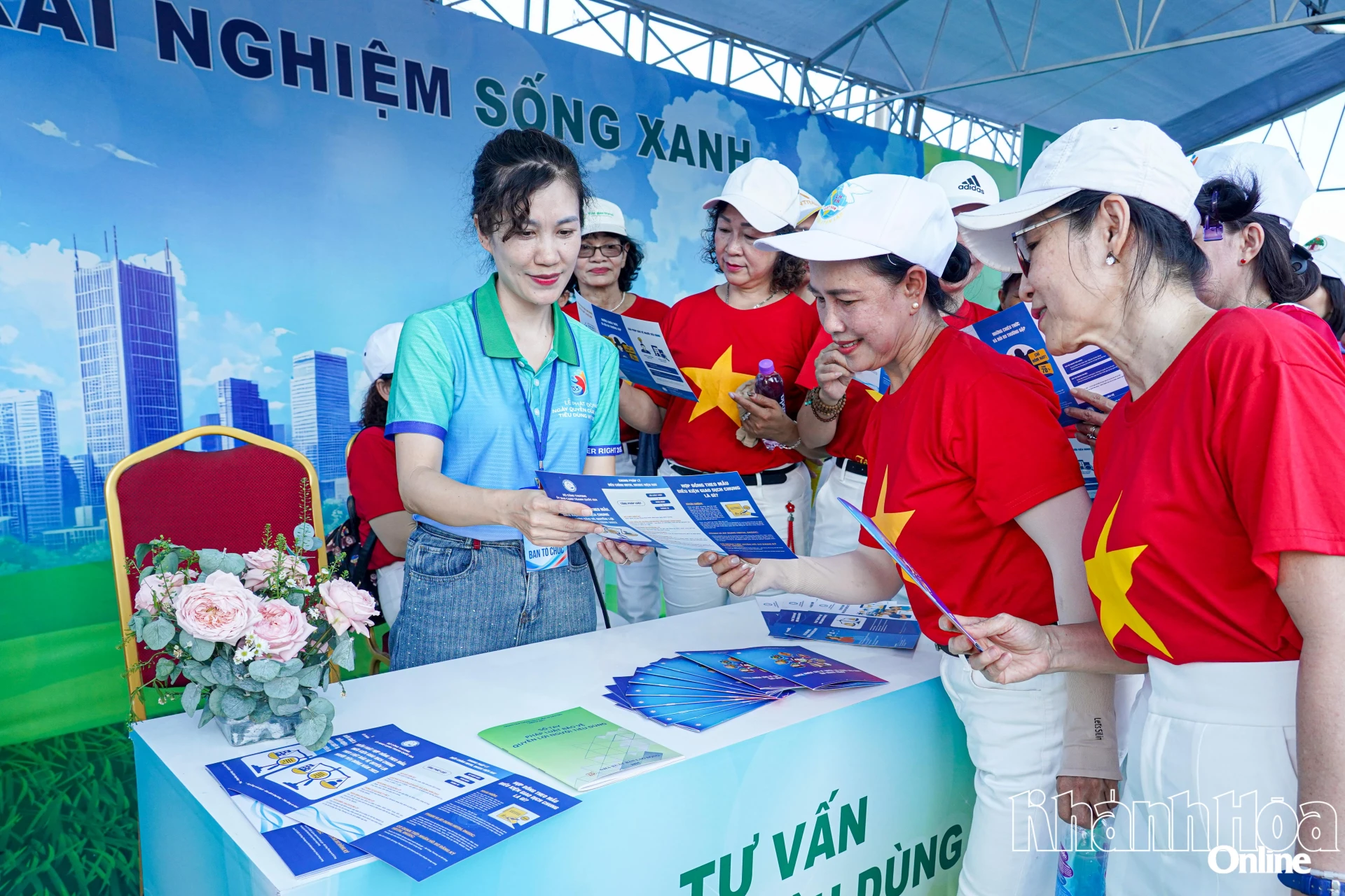 Người dân tìm hiểu các thông tin, quy định của pháp luật liên quan đến tiêu dùng.