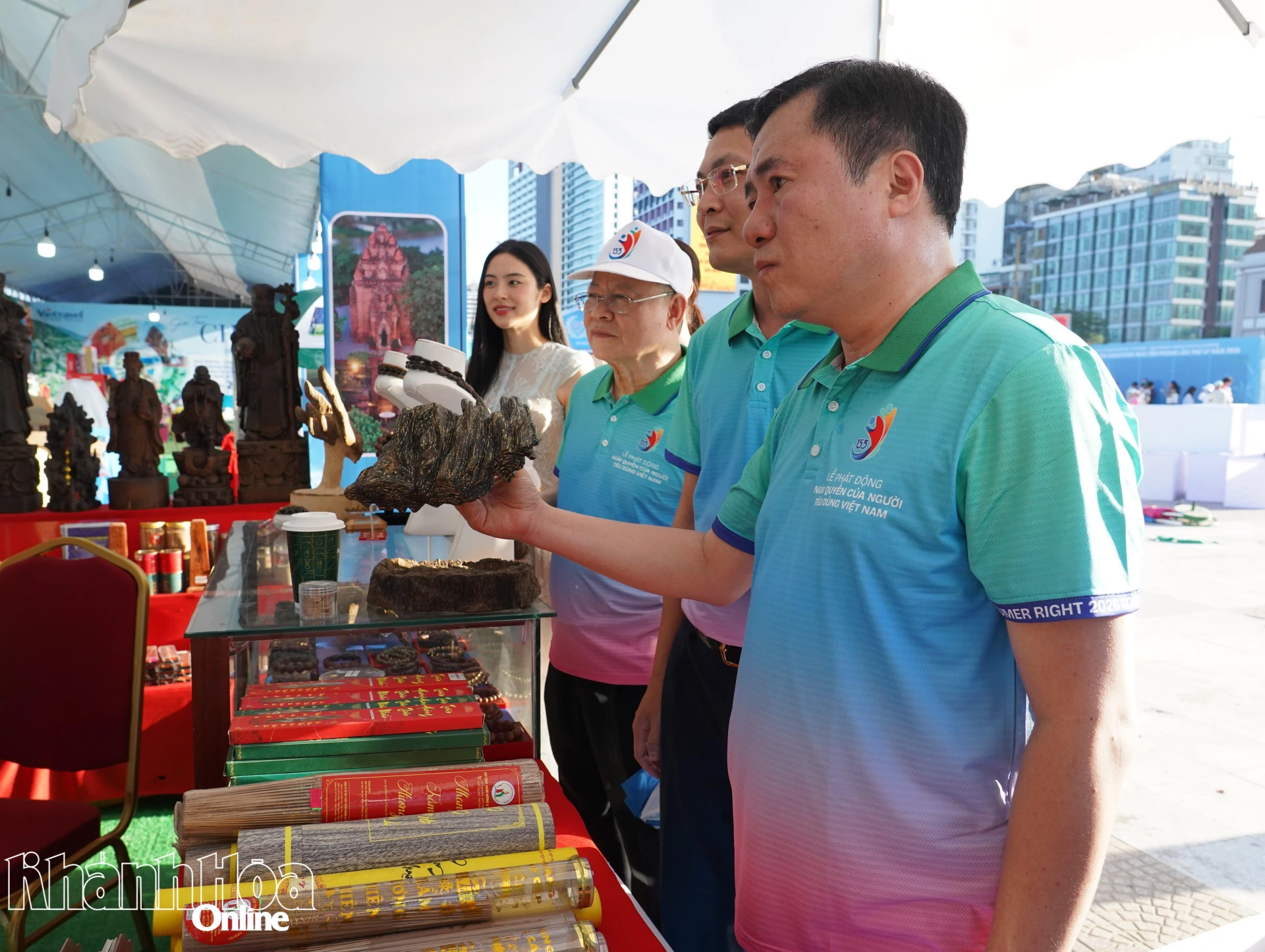 Các đại biểu tham quan các sản phẩm đặc trưng của tỉnh Khánh Hoà.