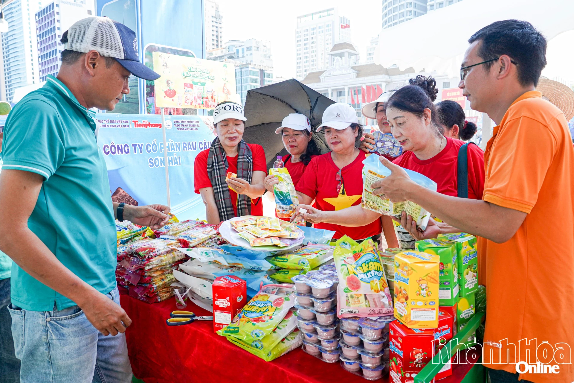 Người tiêu dùng tham quan, mua sắm các sản phẩm đặc trưng của tỉnh.