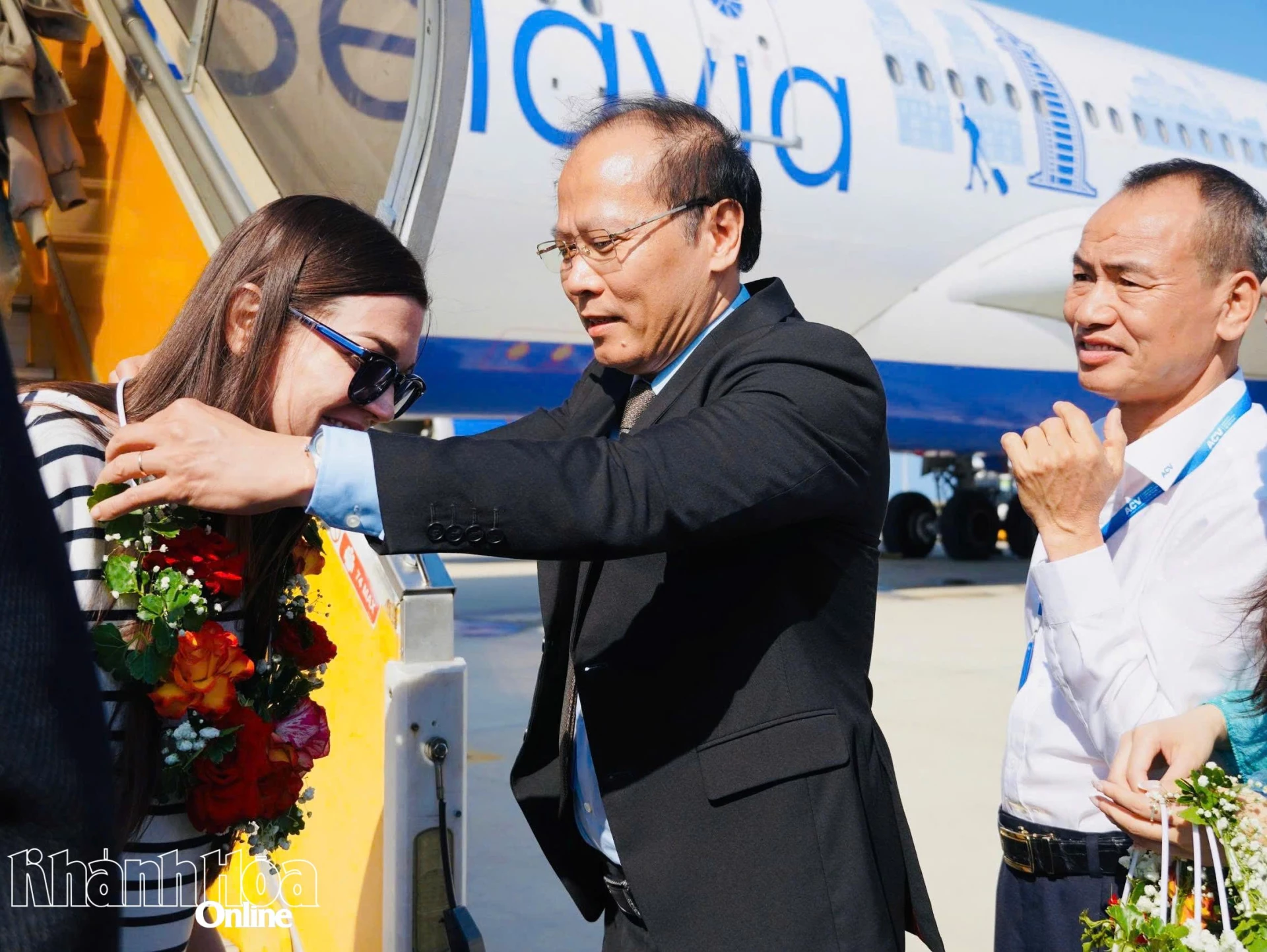 Đồng chí Nguyễn Khắc Hà - Phó Bí thư Tỉnh ủy, Chủ tịch UBMTTQ Việt Nam tỉnh tặng hoa cho du khách Belarus đi trên chuyến bay khai trương đường bay Minsk - Khánh Hòa