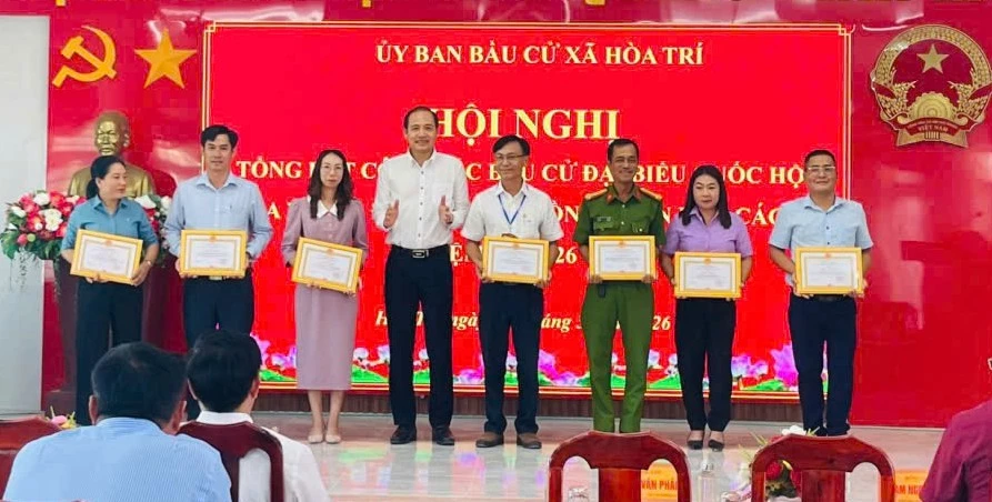 Lãnh đạo Đảng ủy trao giấy khen cho các cá nhân