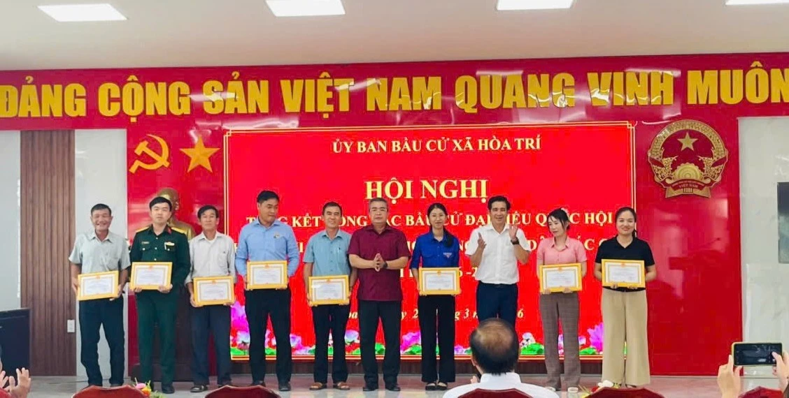 Lãnh đạo xã trao giấy khen cho các cá nhân