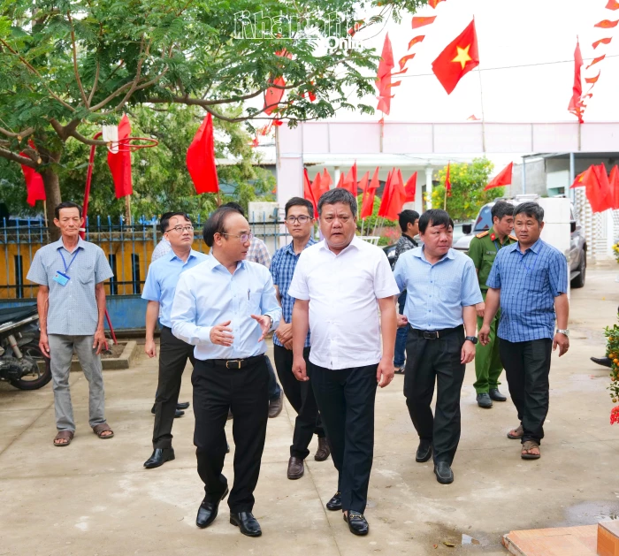 Chủ tịch UBND tỉnh Trần Phong kiểm tra công tác chuẩn bị bầu cử tại xã Phước Dinh