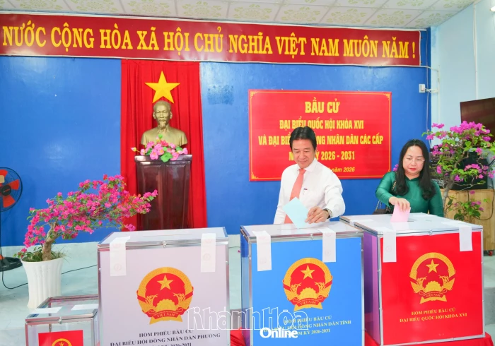 Phó Chủ tịch Thường trực UBND tỉnh Nguyễn Long Biên dự lễ khai mạc và bỏ phiếu bầu tại Khu vực bỏ phiếu số 8, phường Bảo An