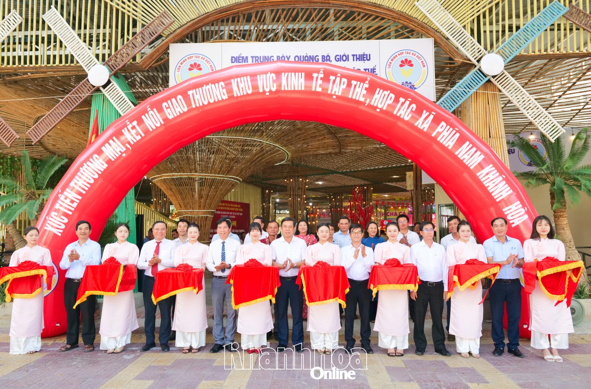 Các đại biểu cắt băng khán