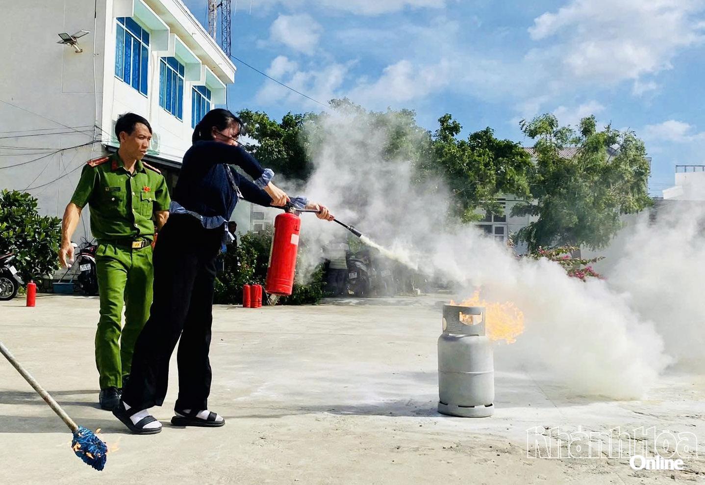 Thành viên các tổ bầu cử trên địa bàn xã Phước Dinh được lực lượng Công an xã hướng dẫn kỹ năng chữa cháy bằng bình chữa cháy xách tay tại các khu vực bỏ phiếu trên địa bàn. 