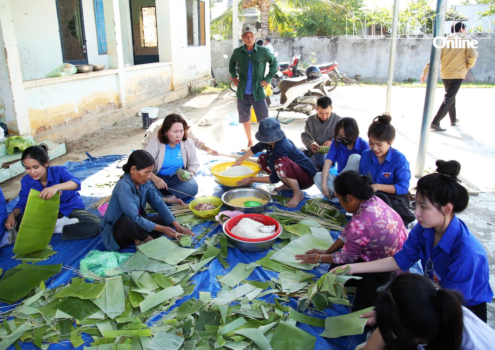 Hội Liên hiệp Phụ nữ xã Phước Hậu tổ chức chương trình gói bánh tét tặng gia đình chính sách, người già neo đơn, phụ nữ có hoàn cảnh khó khăn dịp Tết Nguyên đán Bính Ngọ 2026.