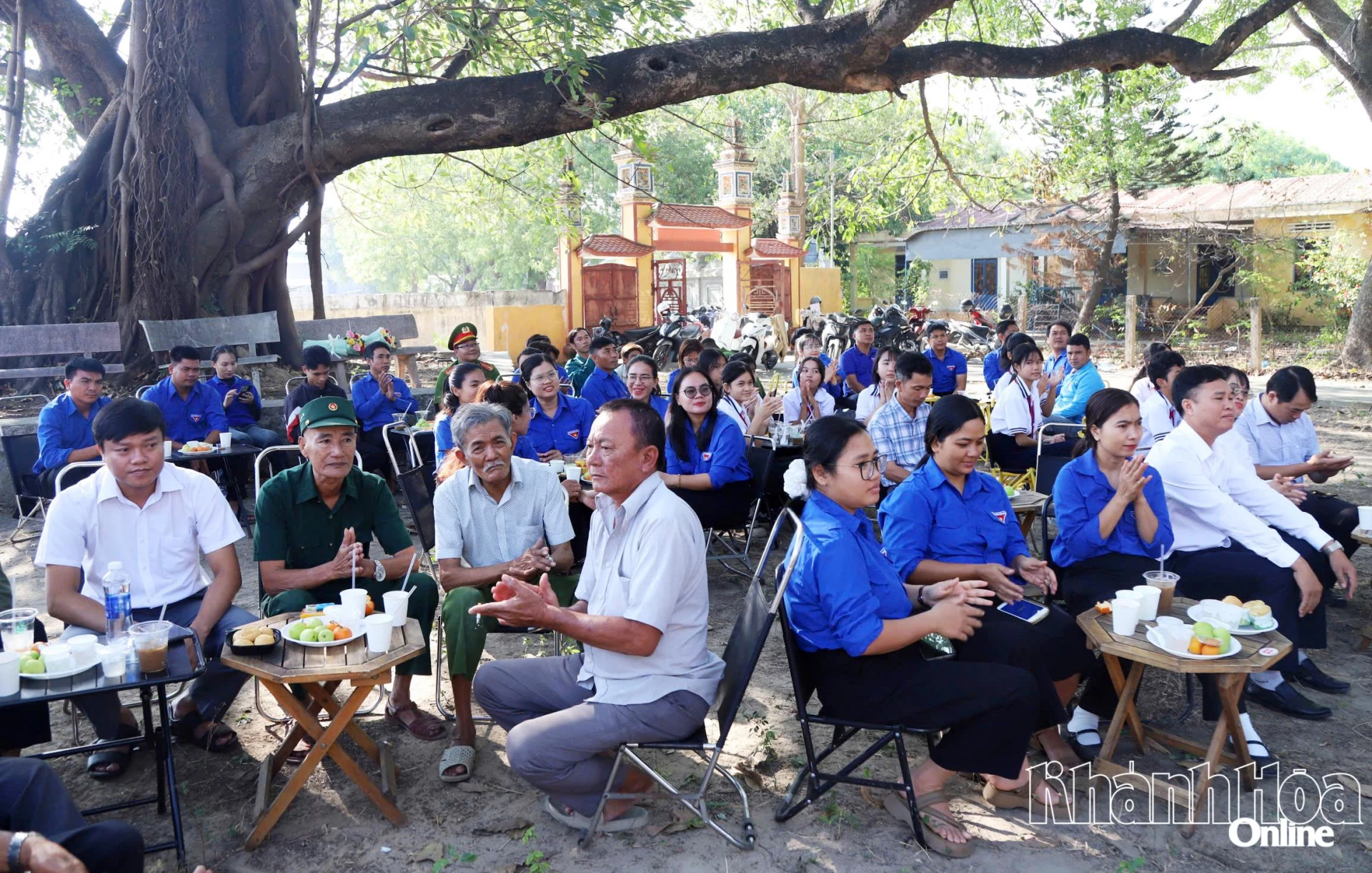 Đại biểu và đoàn viên, thanh thiếu nhi tham gia buổi họp mặt.