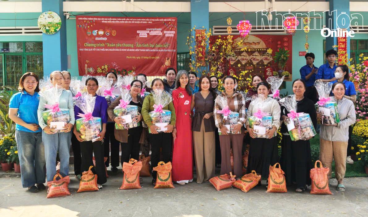 Mặt trận và các tổ chức chính trị - xã hội xã Phước Hậu tổ chức chương trình Xuân yêu thương - Ấm tình đại đoàn kết tặng quà cho người dân có hoàn cảnh khó khăn.