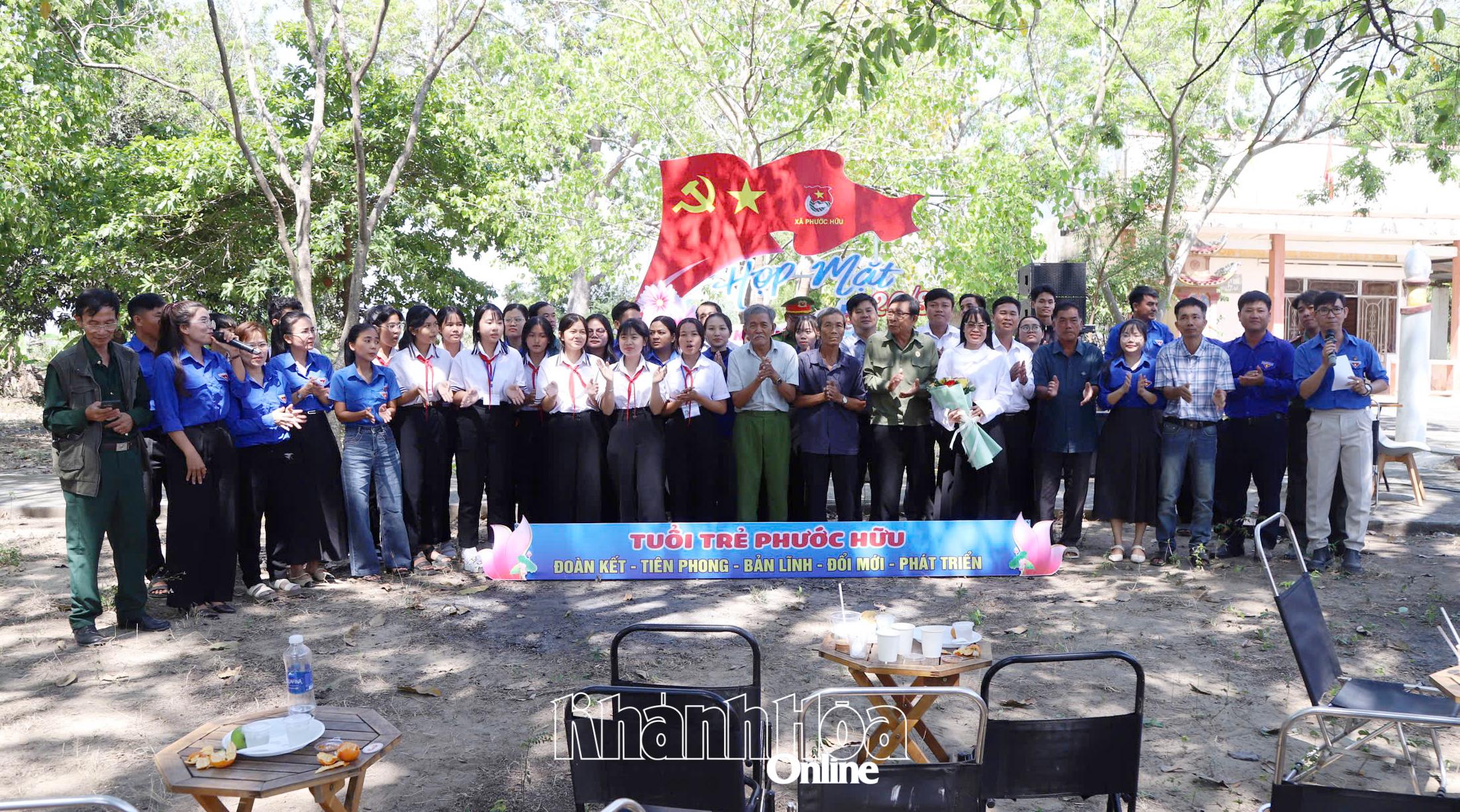  các đại biểu cùng cán bộ, đoàn viên, thanh niên, đội viên chụp hình lưu niệm.