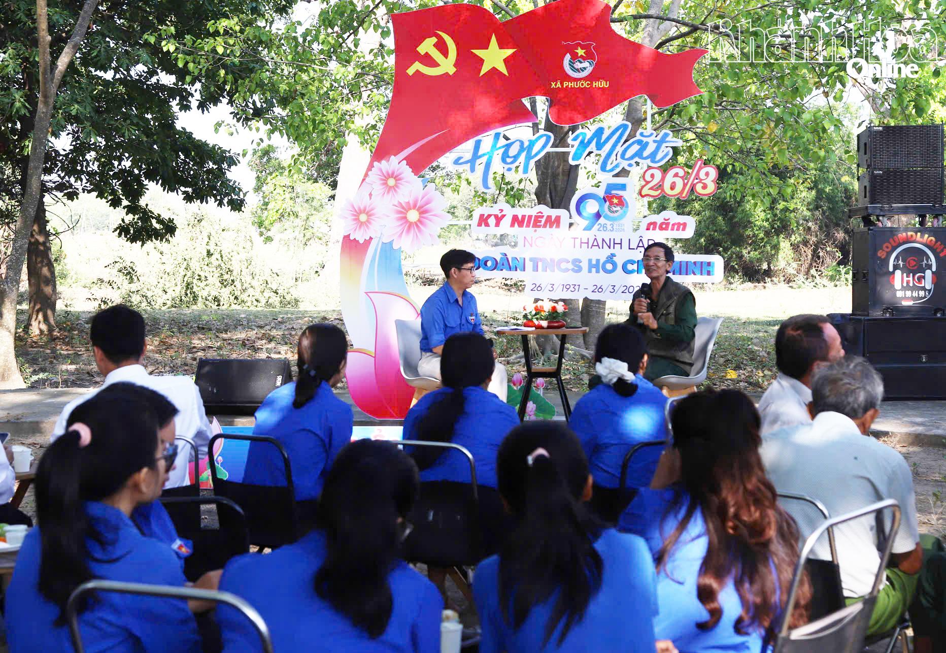 Đại biểu và cán bộ, đoàn viên, thanh niên tham gia giao lưu tọa đàm Câu chuyện thởi hoa lửa