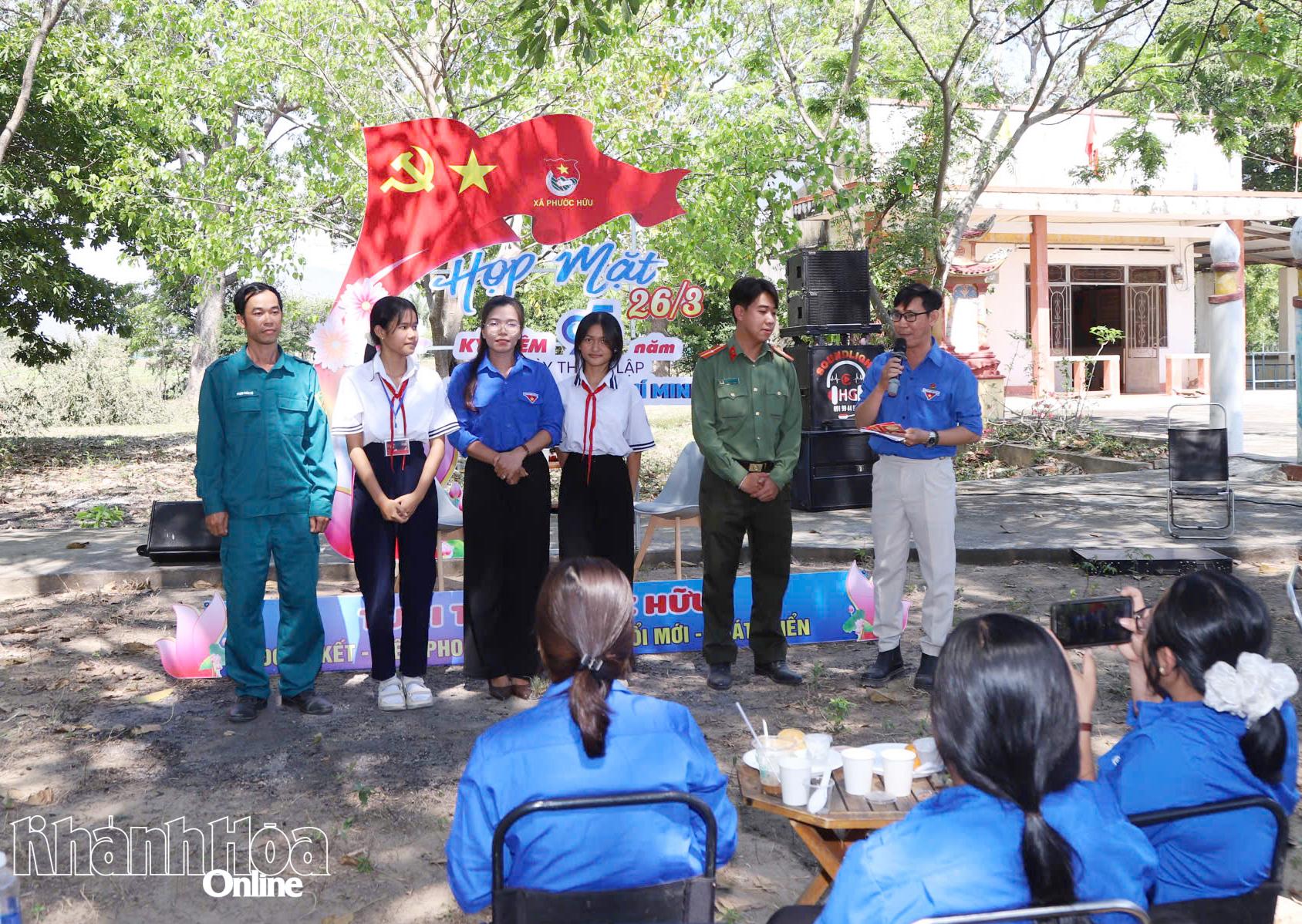 Đoàn viên, thanh niên, đội viên tích cực, sôi nổi tham gia hoạt động “Hái hoa dân chủ”.
