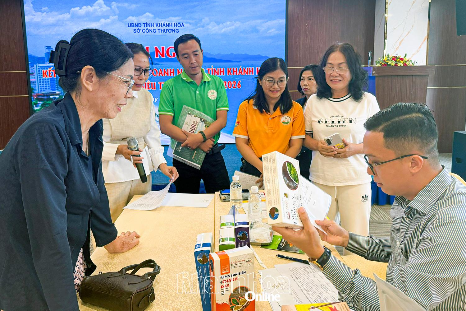 Đại diện siêu thị Tứ Sơn tìm hiểu về sản phẩm của các hộ kinh doanh, doanh nghiệp.