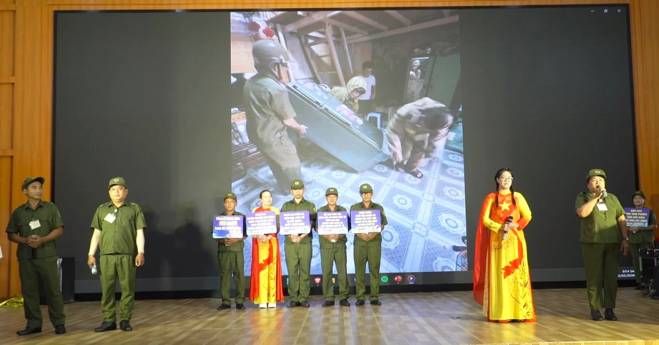 Phần thi chào hỏi của đội Phan Rang.