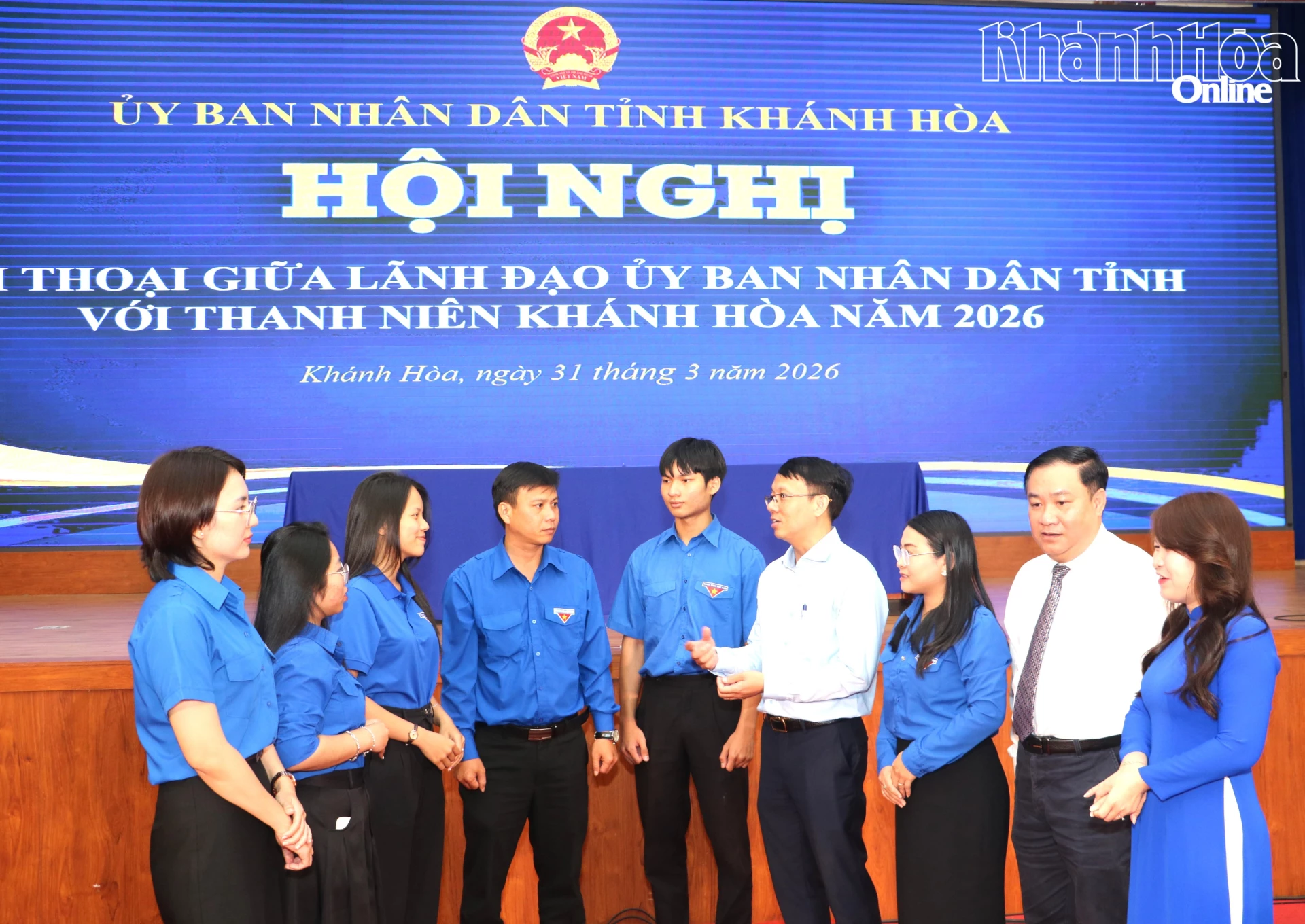 Phó Chủ tịch UBND tỉnh Nguyễn Thanh Hà trao đổi với các đoàn viên thanh niên bên lề buổi đối thoại