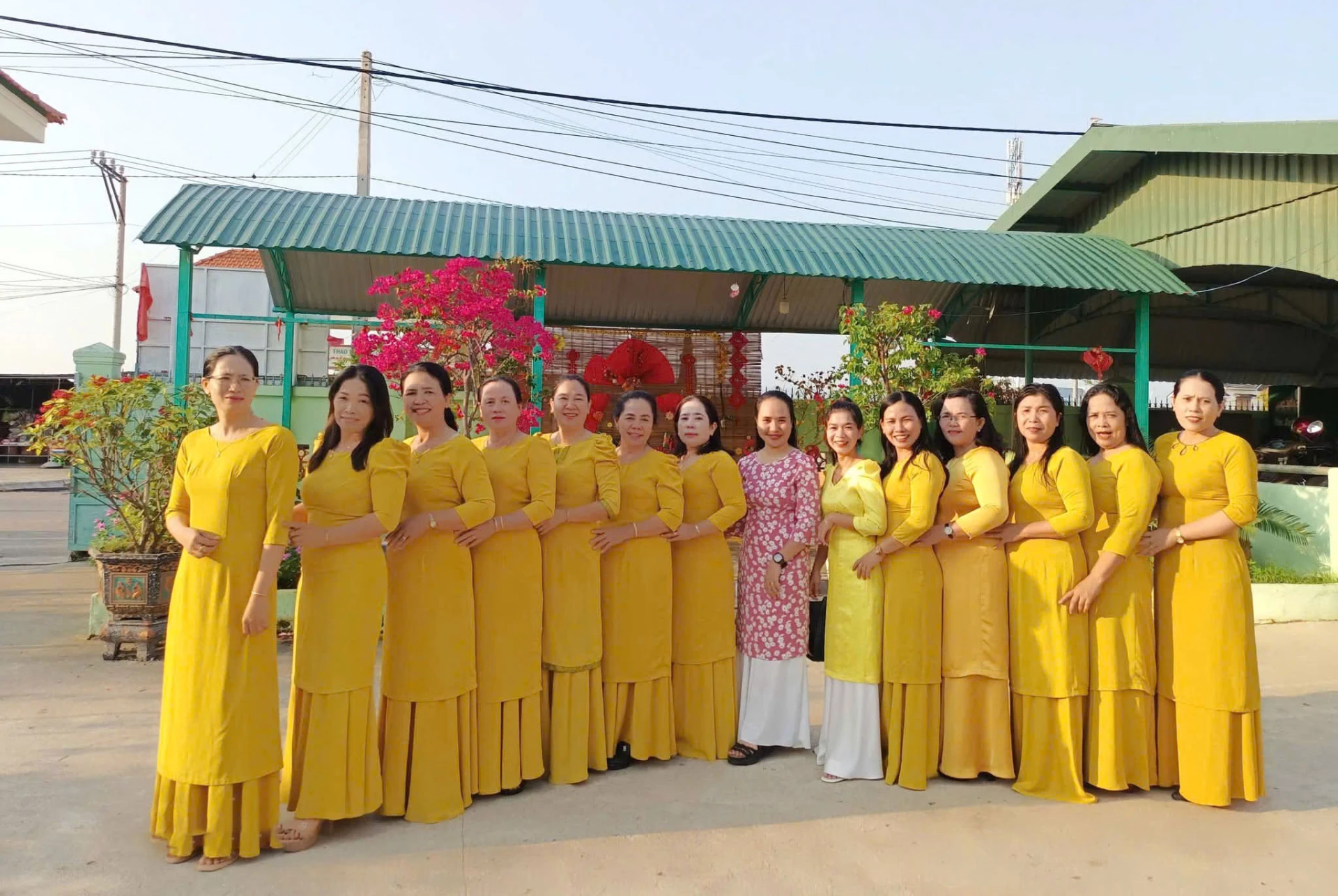 Phụ nữ Phước Hải dịu dàng trong trang phục áo dài của đồng bào Chăm.