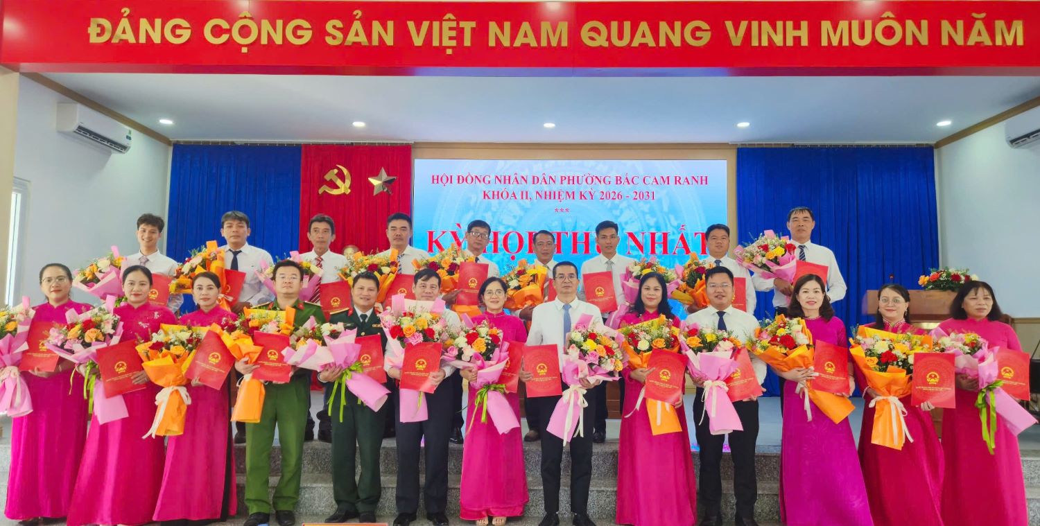 Các đại biểu HĐND phường Bắc Cam Ranh nhiệm kỳ 2026 - 2031 ra mắt tại kỳ họp.