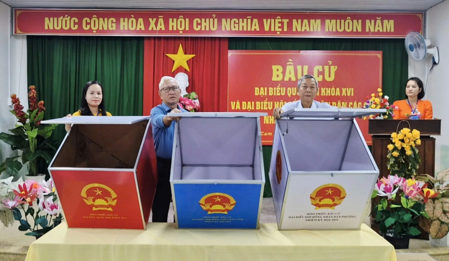 Thực hiện kiểm tra thùng phiếu tại Khu vực bỏ phiếu số 2, Tổ dân phố Quảng Phúc (phường Bắc Cam Ranh).