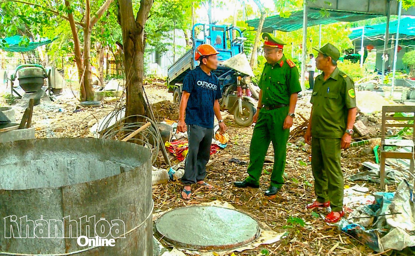 Lực lượng chức năng phường Tây Nha Trang đến động viên ông Phan Thanh Hùng.