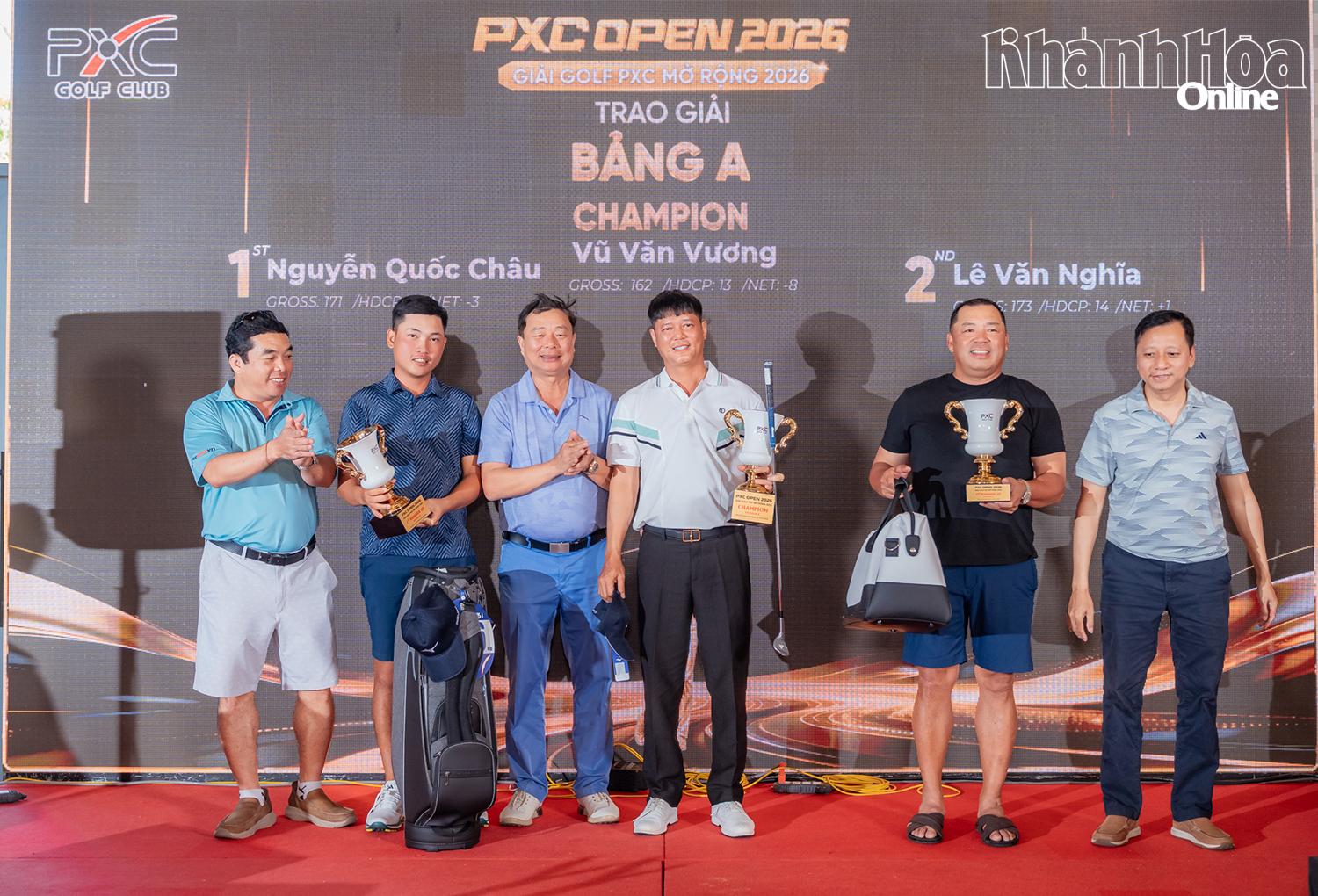 Golfer Vũ Văn Vương nhất bảng A với kết quả Gross 162 handicap 13 net -8 