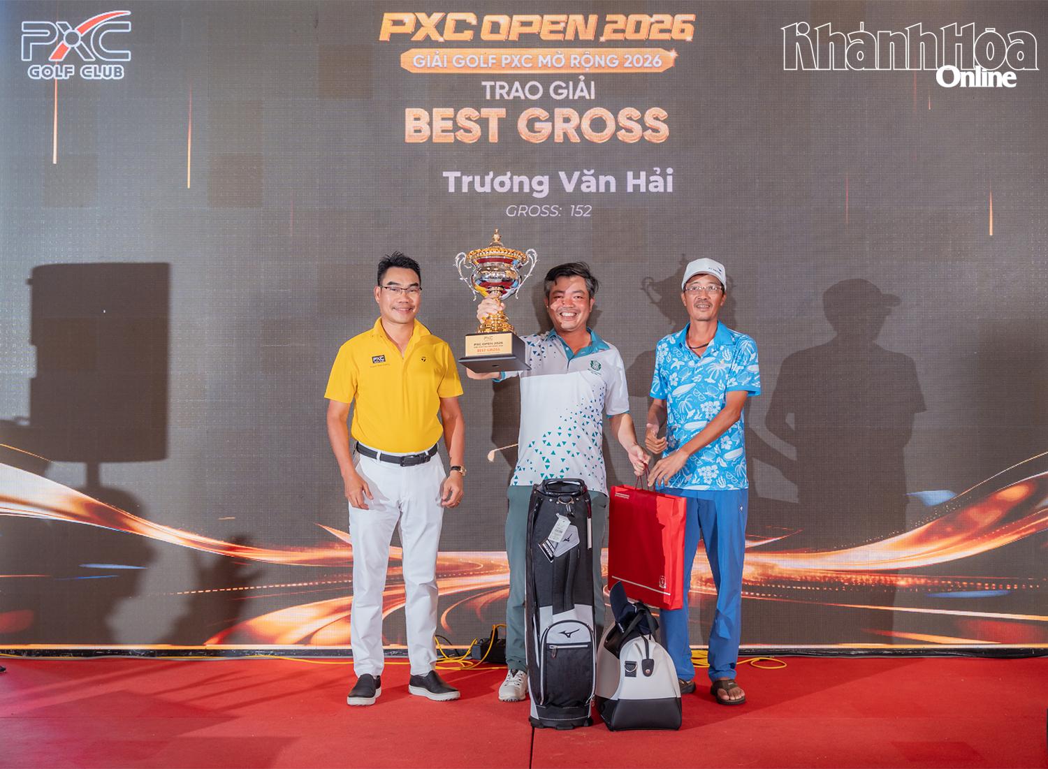 Golfer Vũ Văn Vương nhất bảng A với kết quả Gross 162 handicap 13 net -8 .