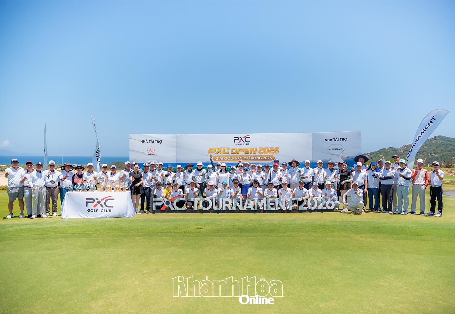 Các golfer tham gia tranh tài tại giải đấu.