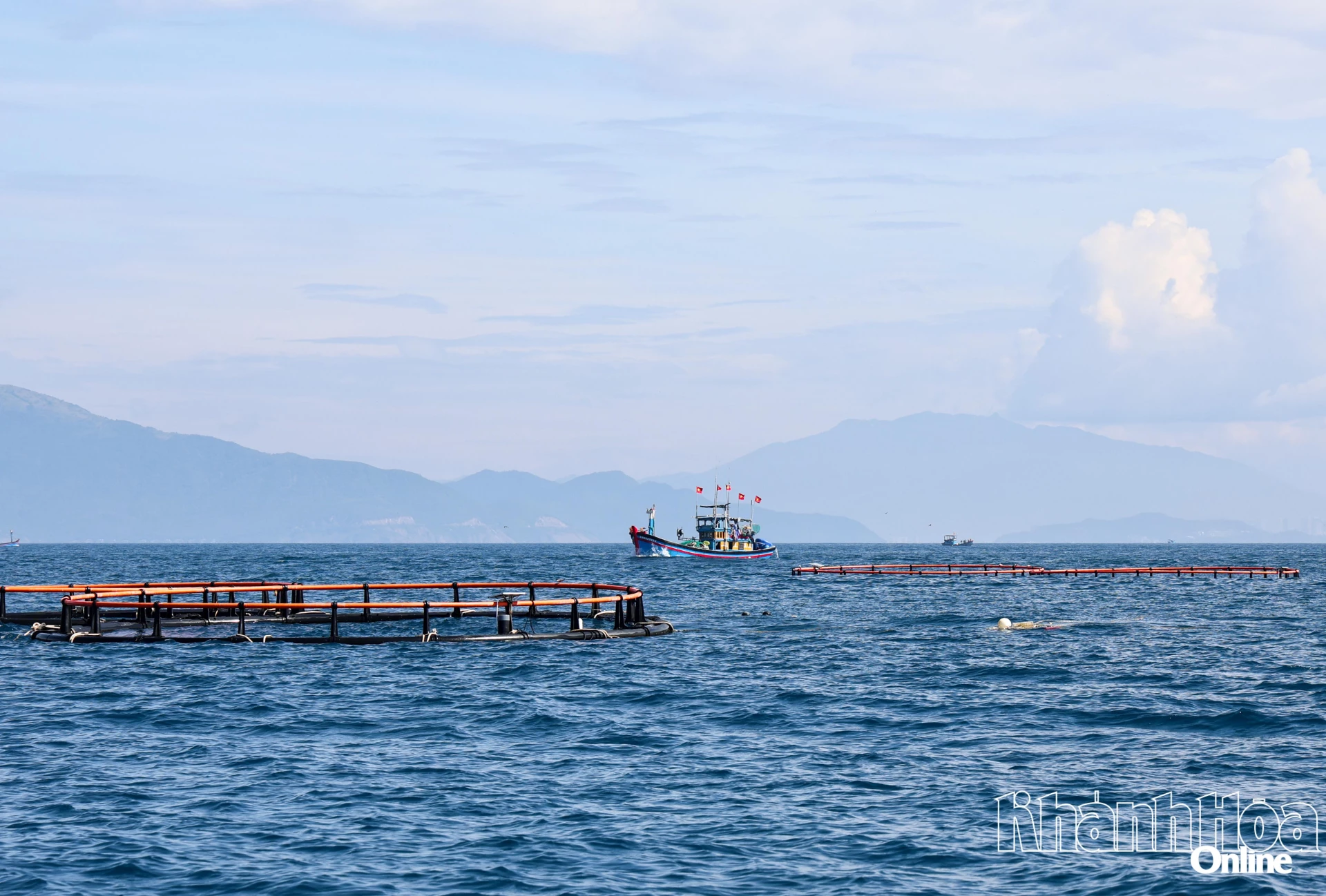 Ngoài các lồng nuôi, khu vực Hòn Nội chưa có khu vực hậu cần phục vụ cho nuôi biển xa bờ.